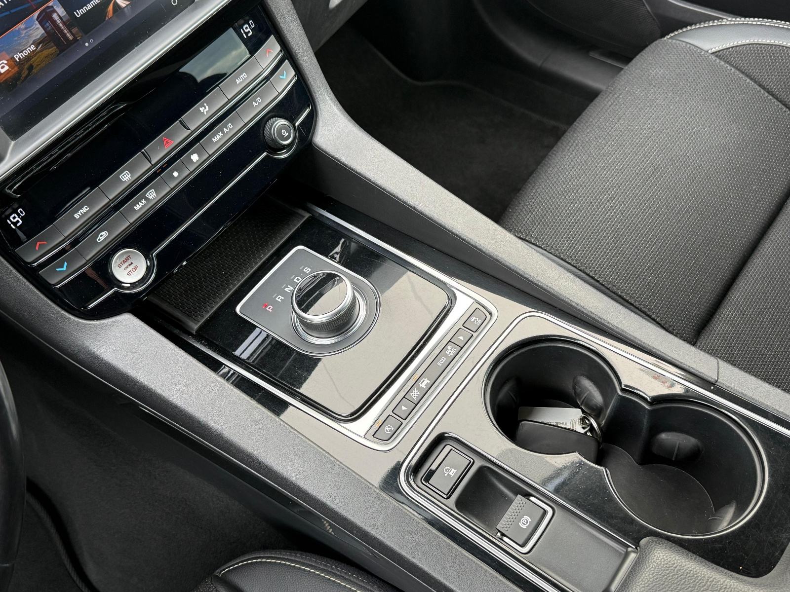JAGUAR F-Pace 2.0 D☆R-SPORT☆AUTOMATIK☆4X4☆PDC☆XENON☆ALU☆ODLIČNO STANJE, fotografija 17