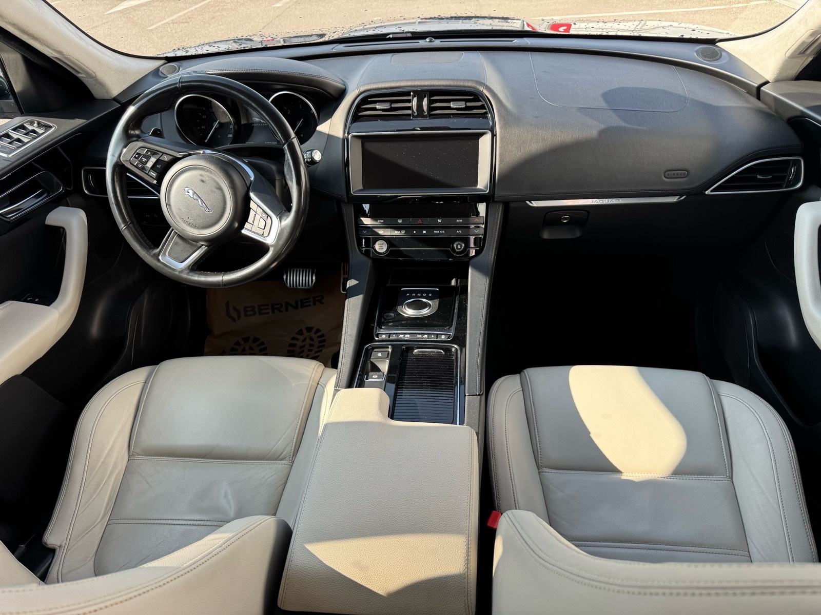 Jaguar F-Pace 2.0 D Prestige 4x4. automatik, servis, garancija, fotografija 12