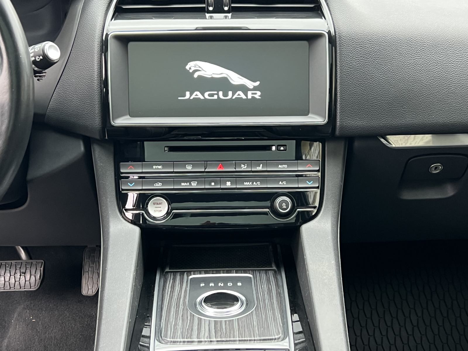 Jaguar F-Pace 2.0 D Prestige, fotografija 9