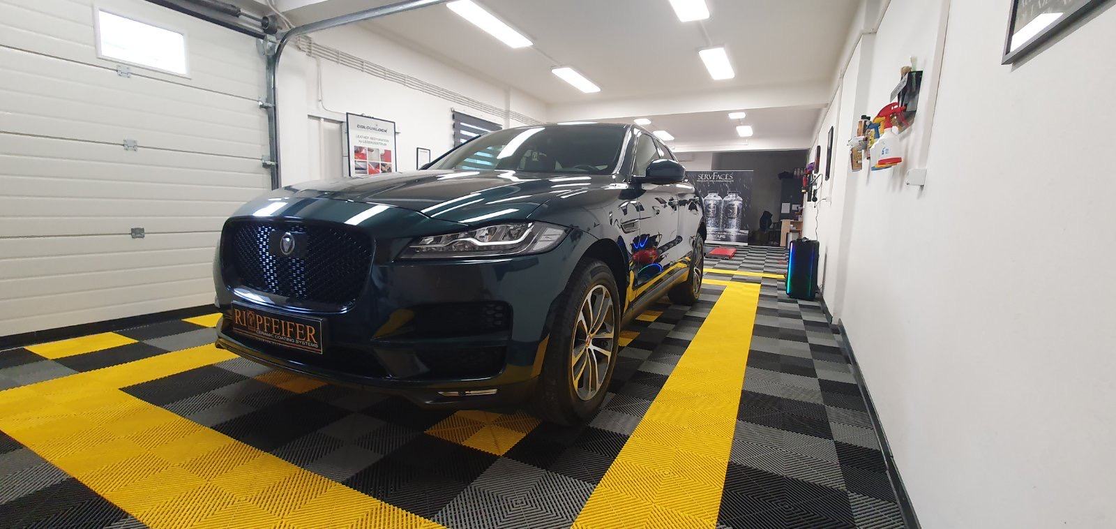 Jaguar F-Pace 2.0 D Prestige, fotografija 17