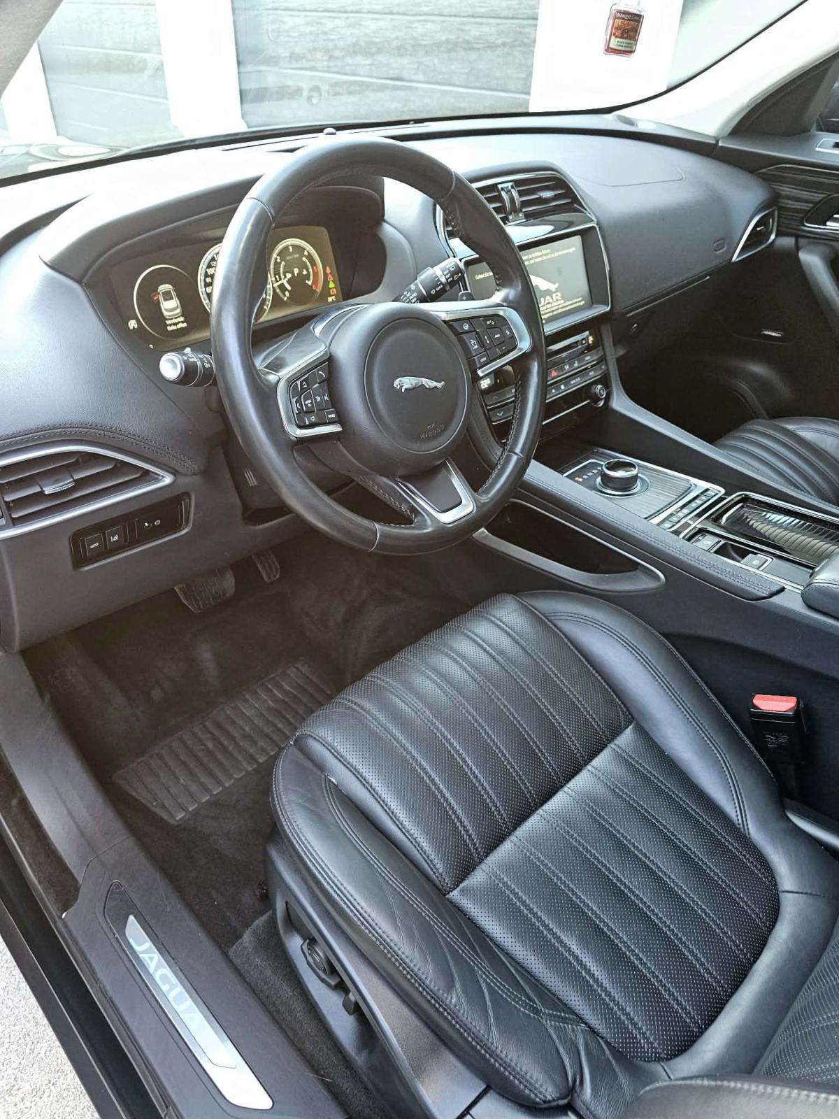 Jaguar F-Pace 2.0 D, fotografija 5