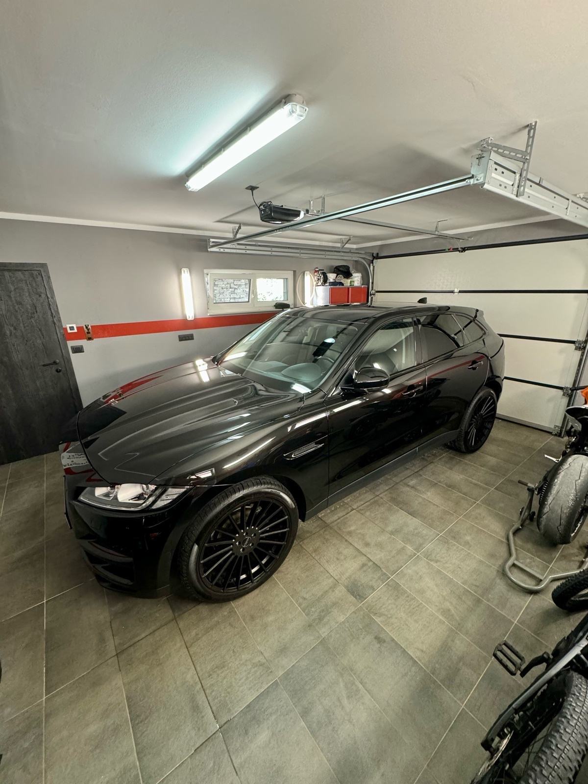 Jaguar F-Pace 20d AWD, fotografija 8
