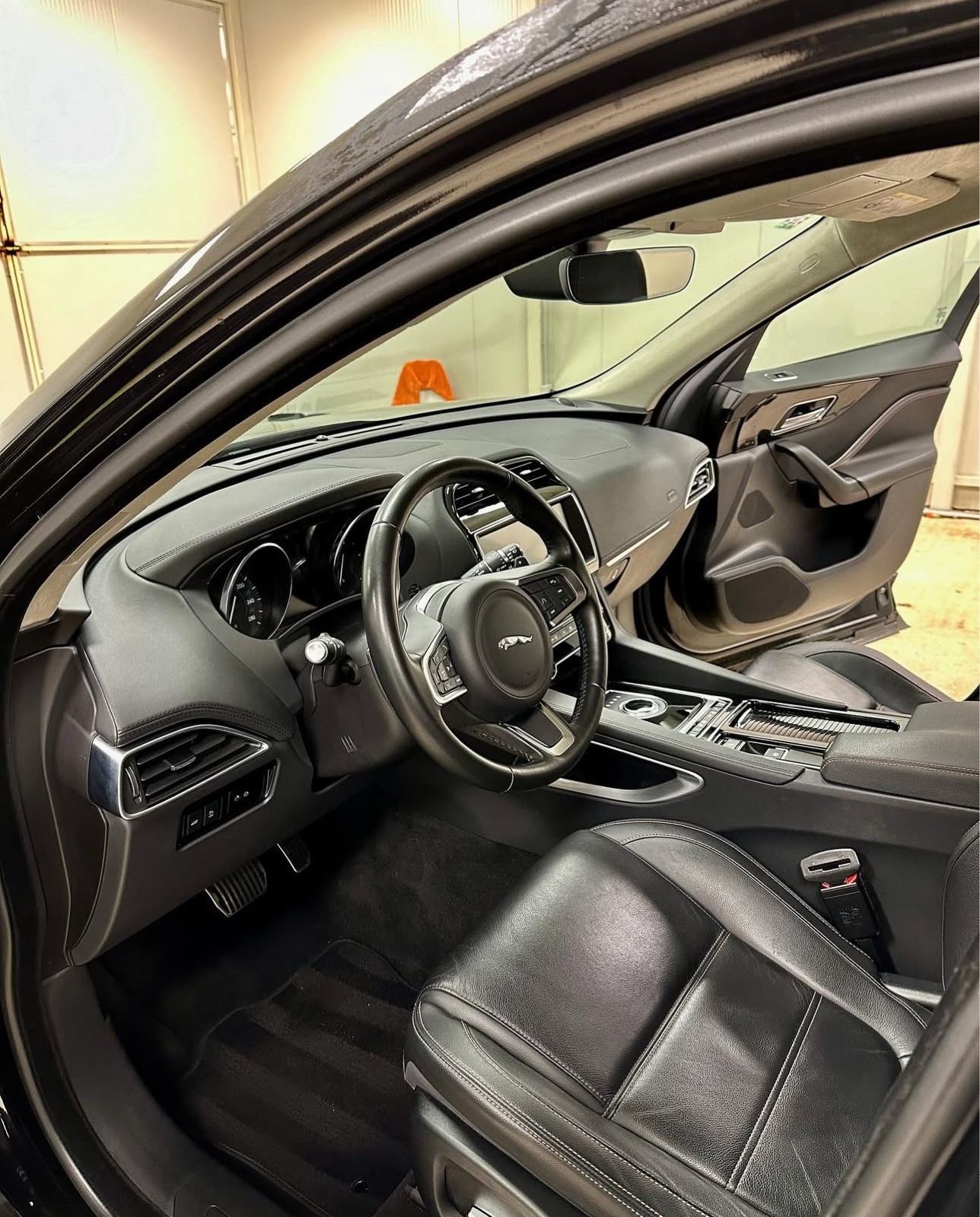 Jaguar F-Pace 20d AWD, fotografija 11