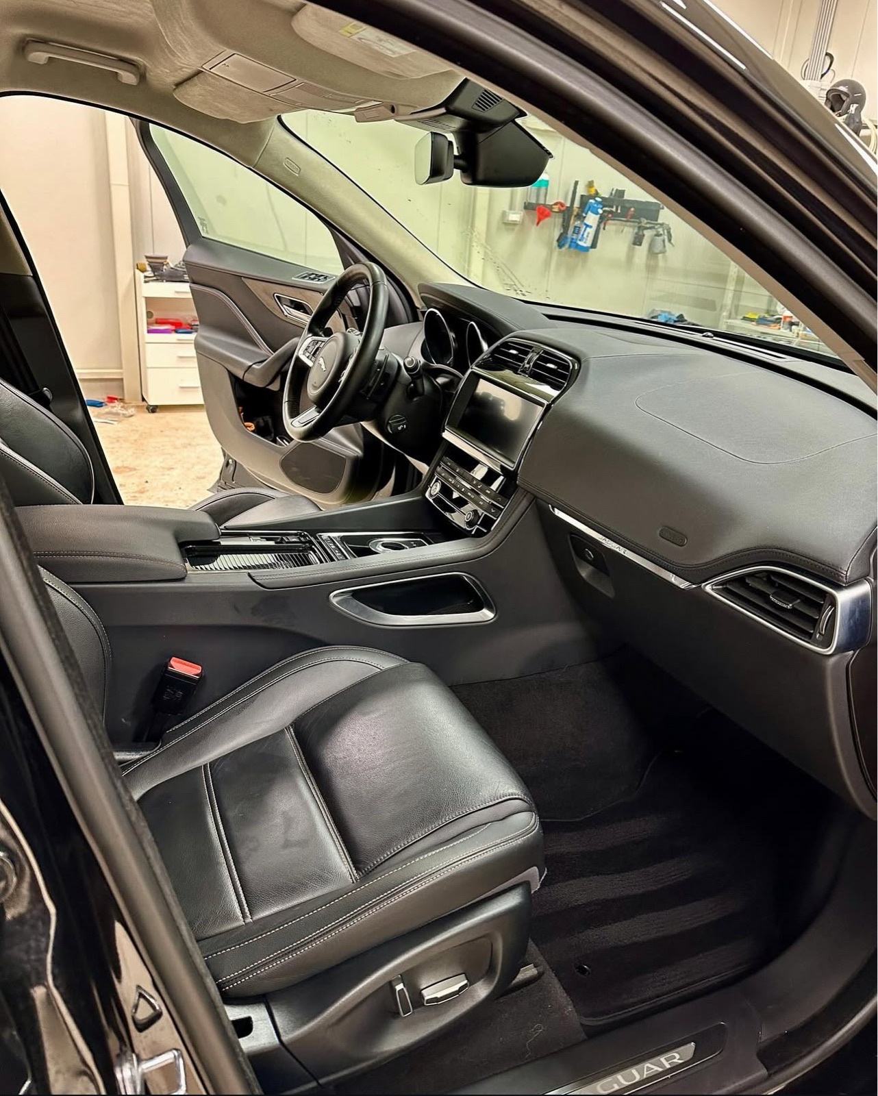 Jaguar F-Pace 20d AWD, fotografija 12