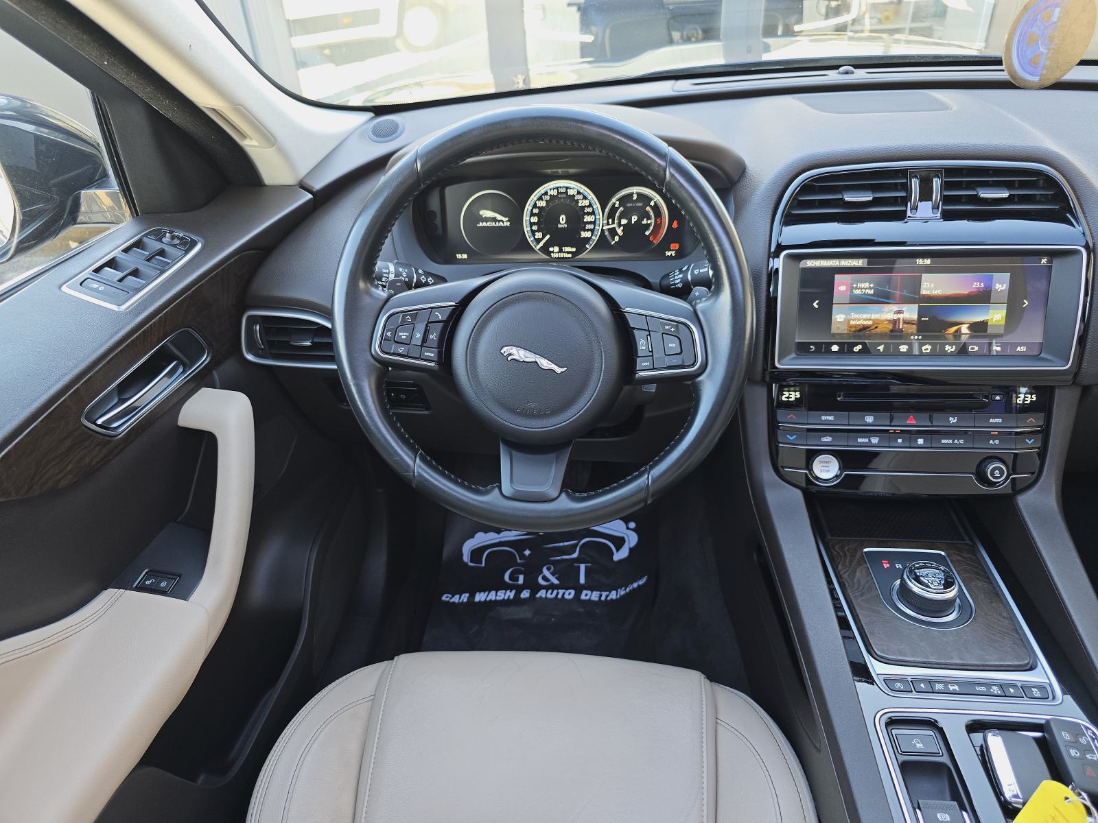 Jaguar F-Pace 2.0d PORTFOLIO 1. Vlasnik, veliki servis, sva oprema TOP, fotografija 17