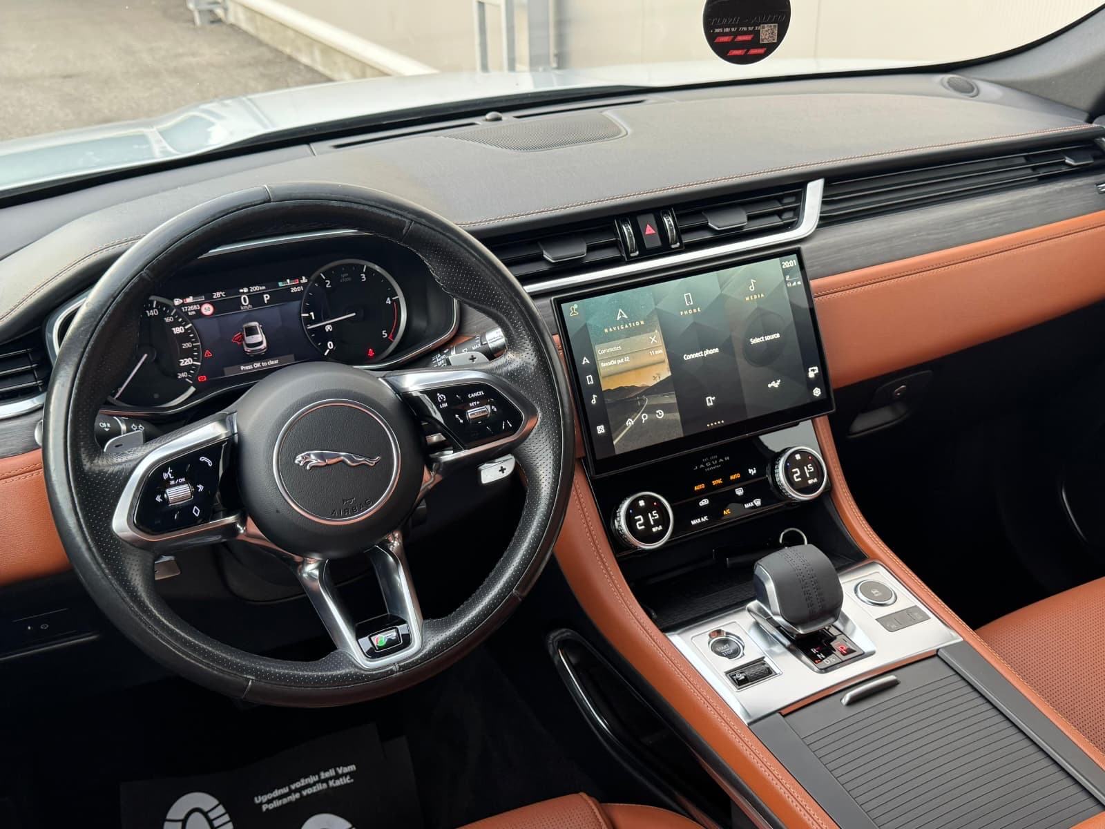 JAGUAR F-PACE D200 AWD-R DYNAMIC-HR.AUTO-1.VLASNIK-NOVI MODEL, fotografija 11