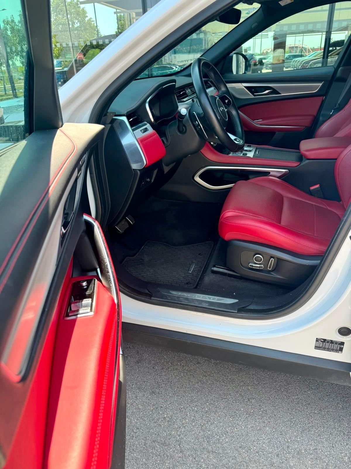 Jaguar F-Pace R-Dynamic Black, 2.0 diesel, 205 KS, fotografija 6