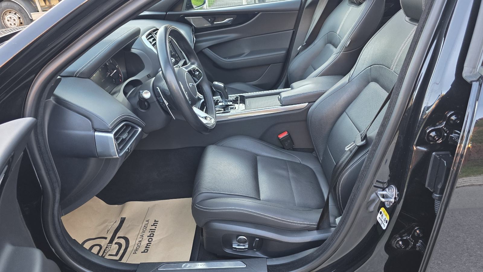 Jaguar XE 2,0D AT8,R-Dynamic Black,JAMSTVO, LEASING BEZ UČEŠĆA, fotografija 14