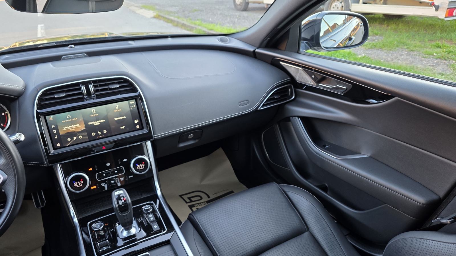 Jaguar XE 2,0D AT8,R-Dynamic Black,JAMSTVO, LEASING BEZ UČEŠĆA, fotografija 11