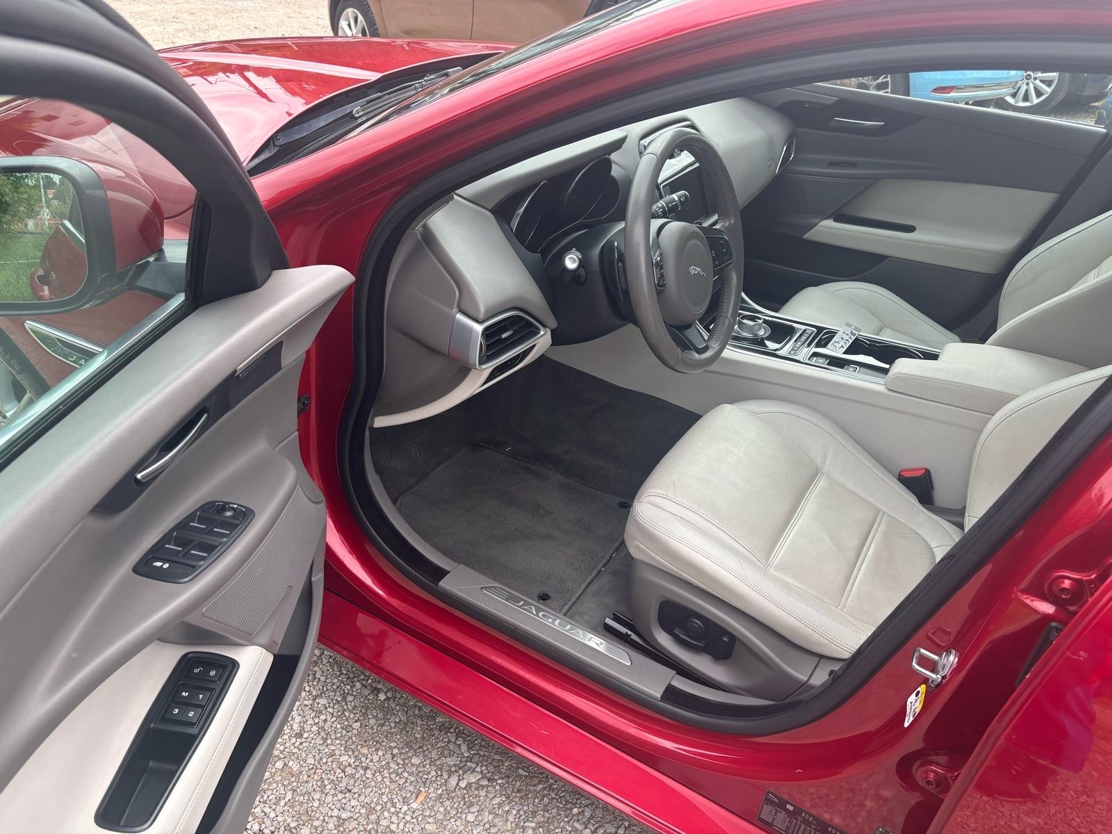 JAGUAR XE 2.0 D AUTOMATIK-NAVI-XENON-KOŽA-M+V SERVIS-KARTICE, fotografija 11