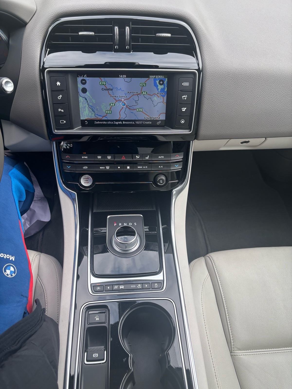 JAGUAR XE 2.0 D AUTOMATIK-NAVI-XENON-KOŽA-M+V SERVIS-KARTICE, fotografija 17