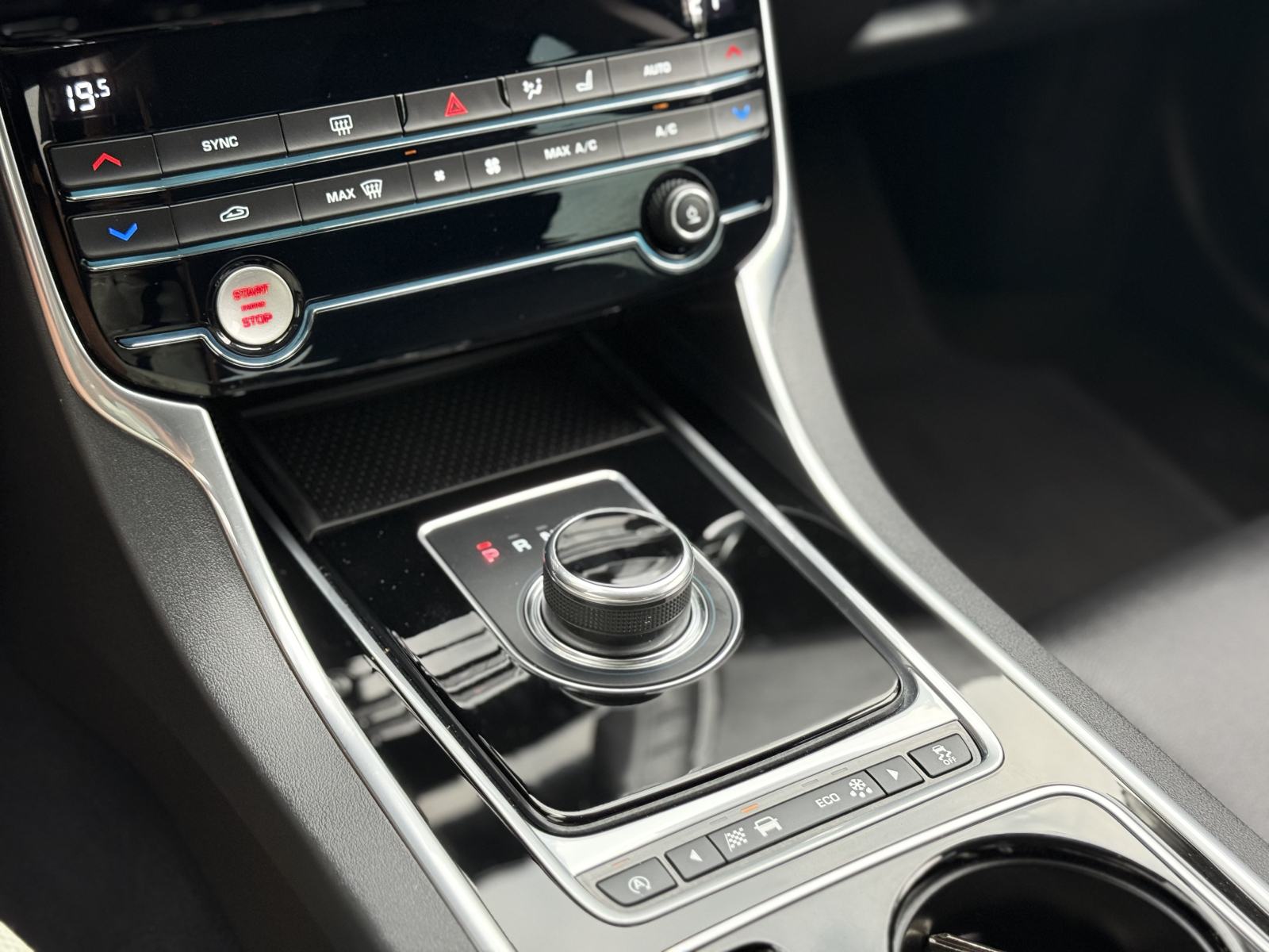 Jaguar XE 2.0 D FULL PRESTIGE *AUTOMATIK*KOŽA*KAMERA*NAVI*EL PAKET****, fotografija 7