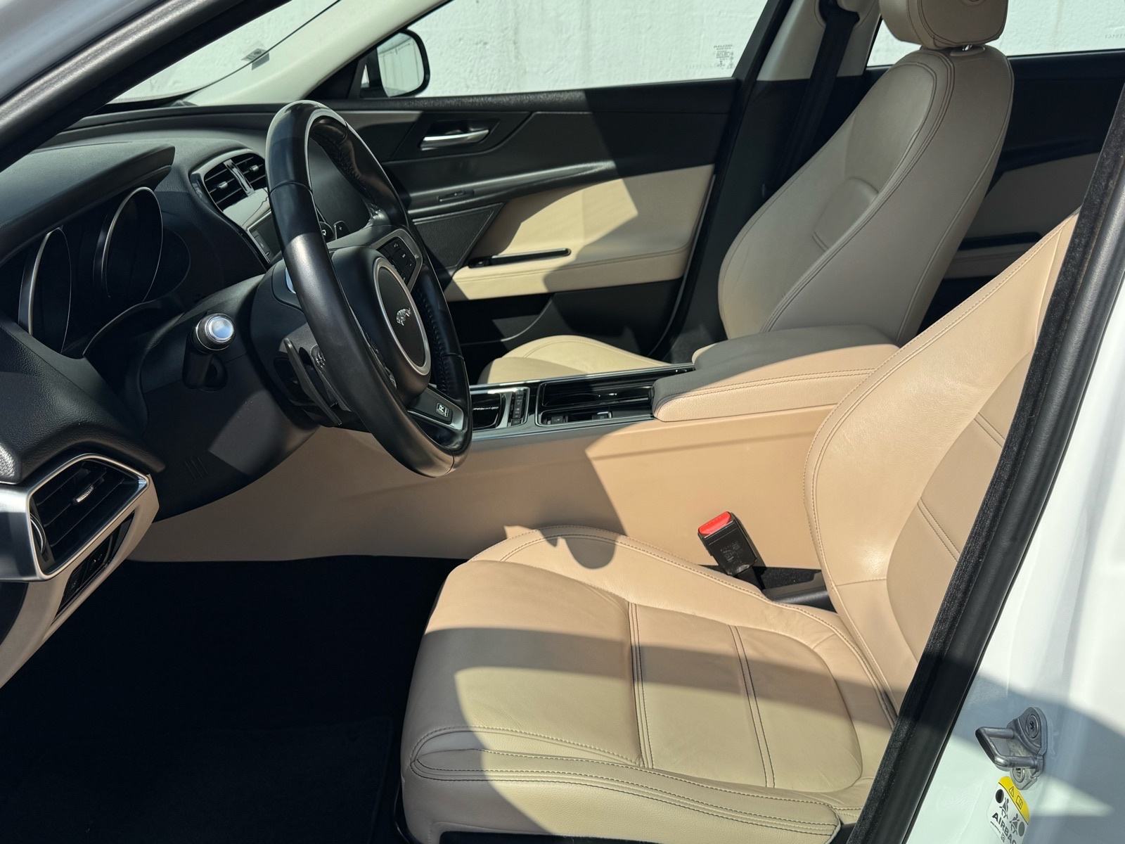 Jaguar XE 2.0 D, R-sport, automatik, koža, servis, garancija, fotografija 11