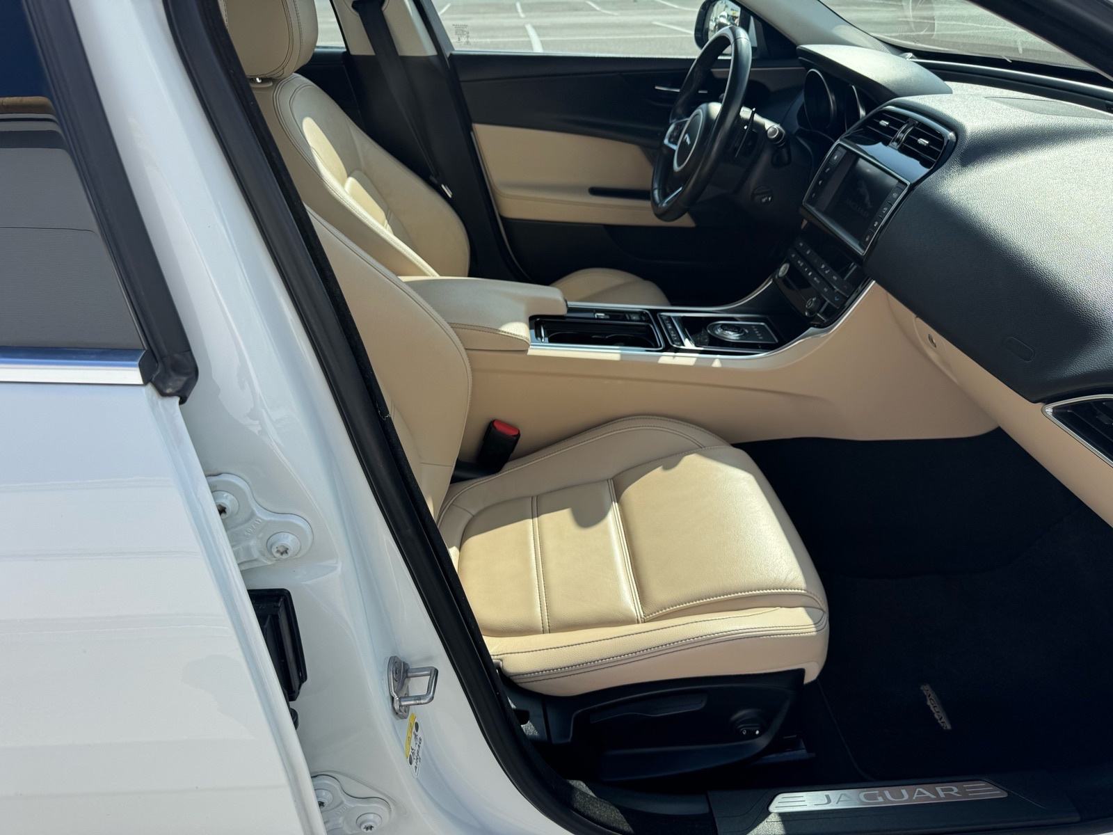Jaguar XE 2.0 D, R-sport, automatik, koža, servis, garancija, fotografija 13