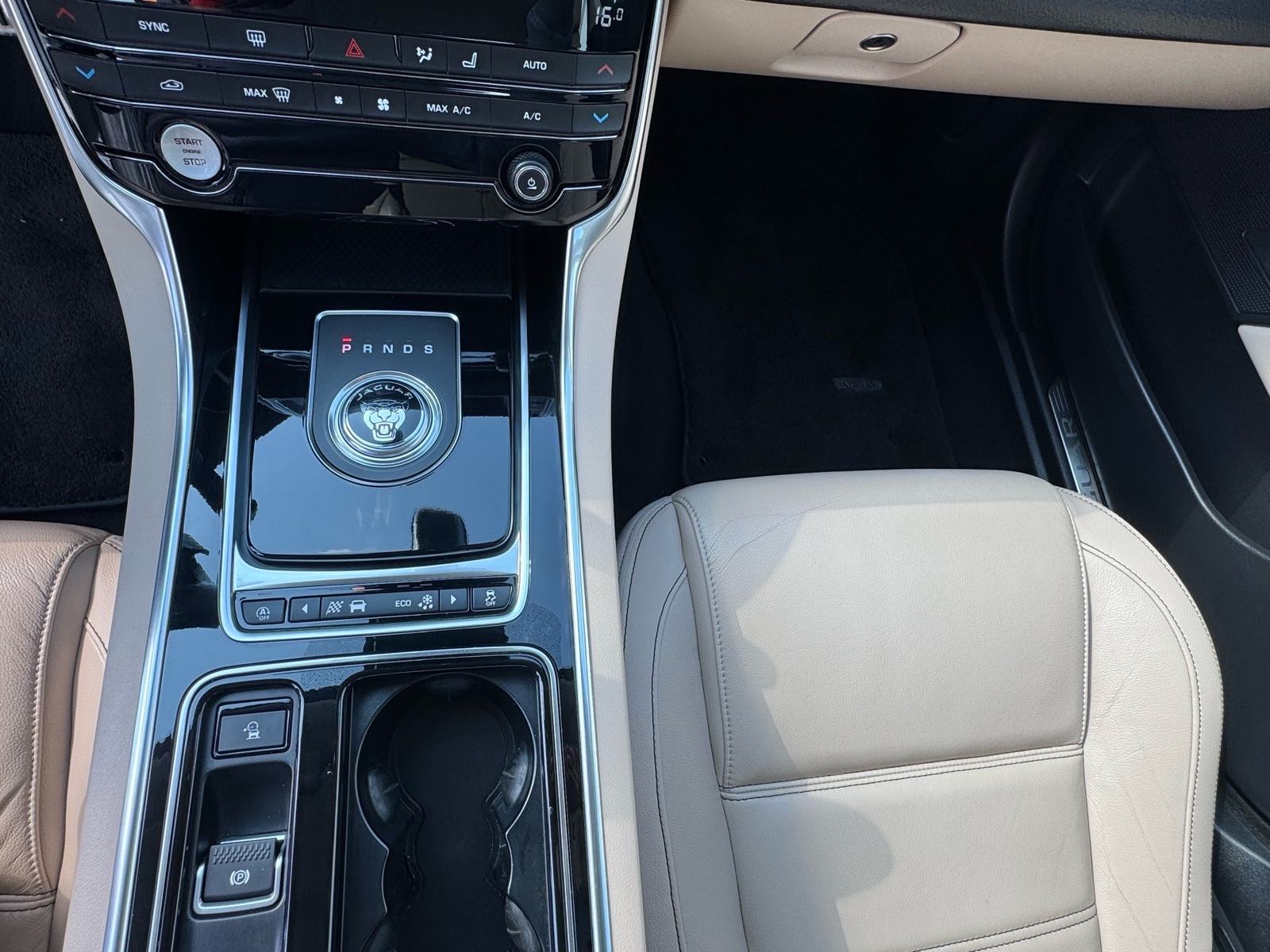 Jaguar XE 2.0 D, R-sport, automatik, koža, servis, garancija, fotografija 16