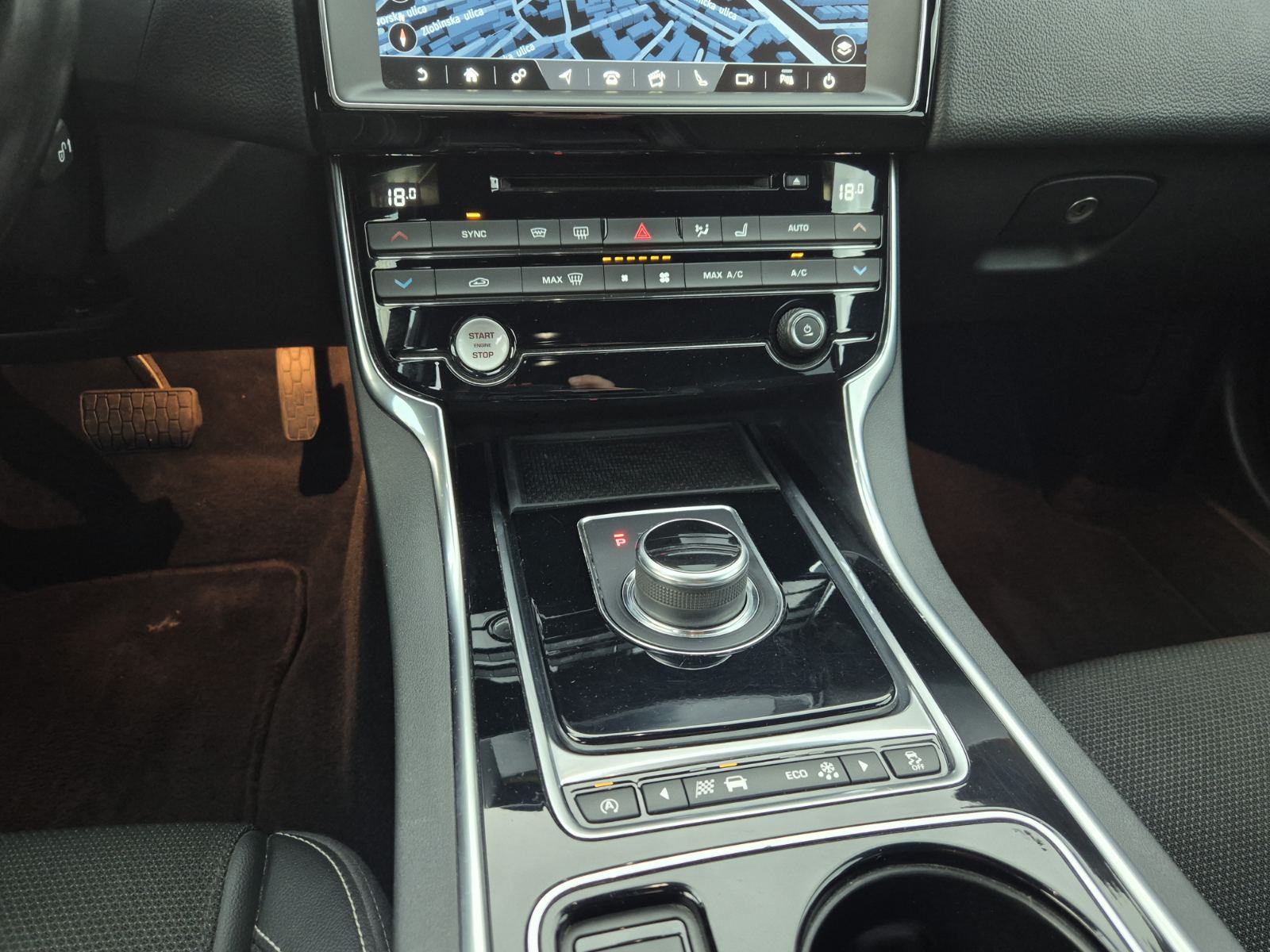 Jaguar XE 2.0 D R-Sport automatik, Led, Kamera, Tempomat, Meridian, 19, fotografija 19