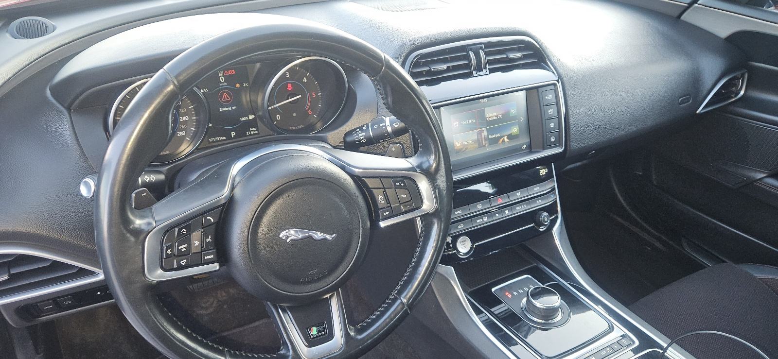 JAGUAR XE 2.0 D R-SPORT VOZILO ZLATNE POLUGE ILI GARAŽA U ZG U RAČUN, fotografija 10