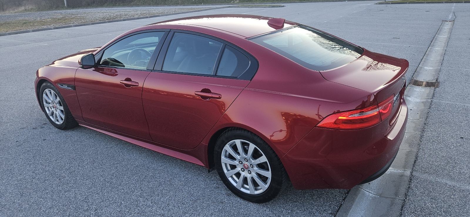 JAGUAR XE 2.0 D R-SPORT VOZILO ZLATNE POLUGE ILI GARAŽA U ZG U RAČUN, fotografija 6