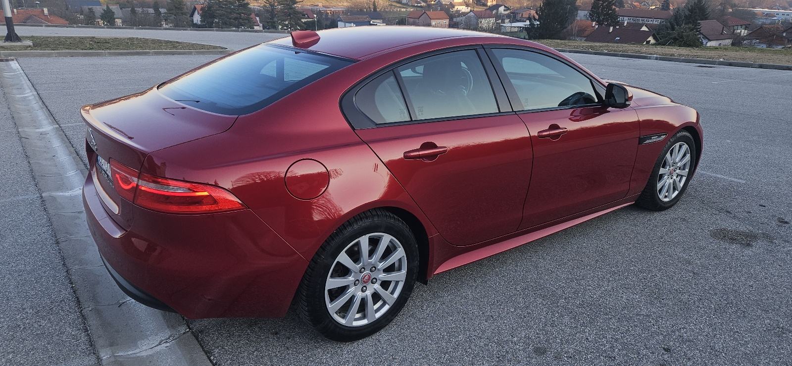 JAGUAR XE 2.0 D R-SPORT VOZILO ZLATNE POLUGE ILI GARAŽA U ZG U RAČUN, fotografija 7