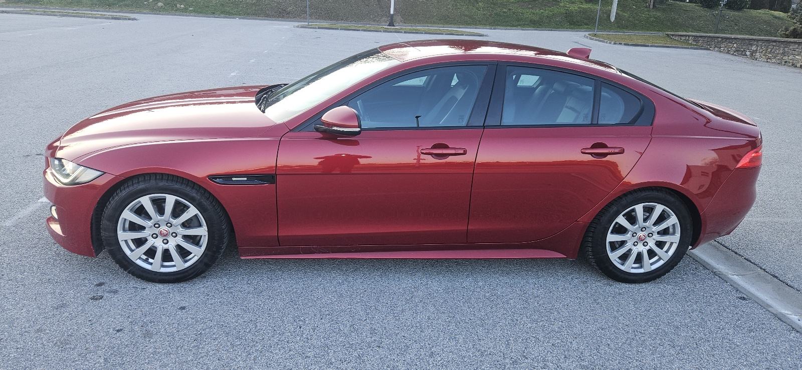 JAGUAR XE 2.0 D R-SPORT VOZILO ZLATNE POLUGE ILI GARAŽA U ZG U RAČUN, fotografija 4
