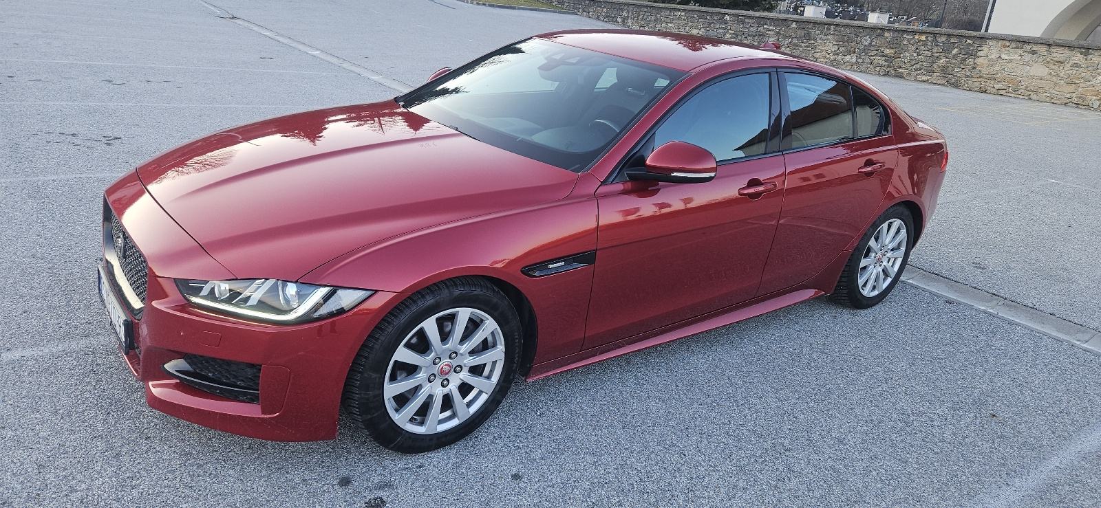 JAGUAR XE 2.0 D R-SPORT VOZILO ZLATNE POLUGE ILI GARAŽA U ZG U RAČUN, fotografija 2