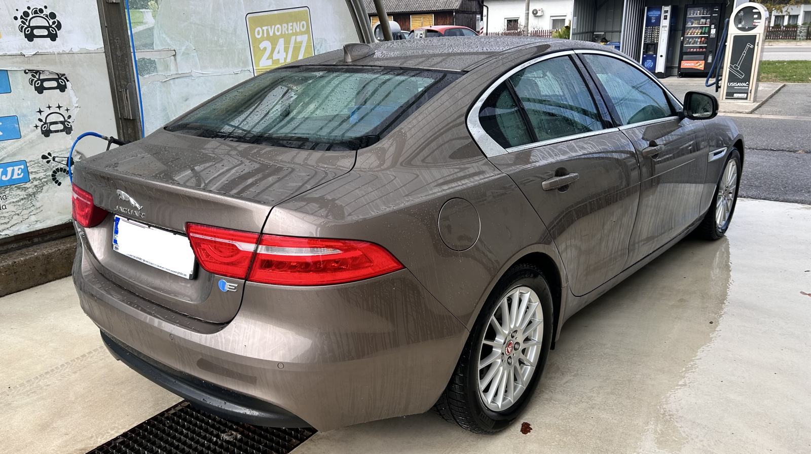 Jaguar XE 2.0 D Prestige, fotografija 11