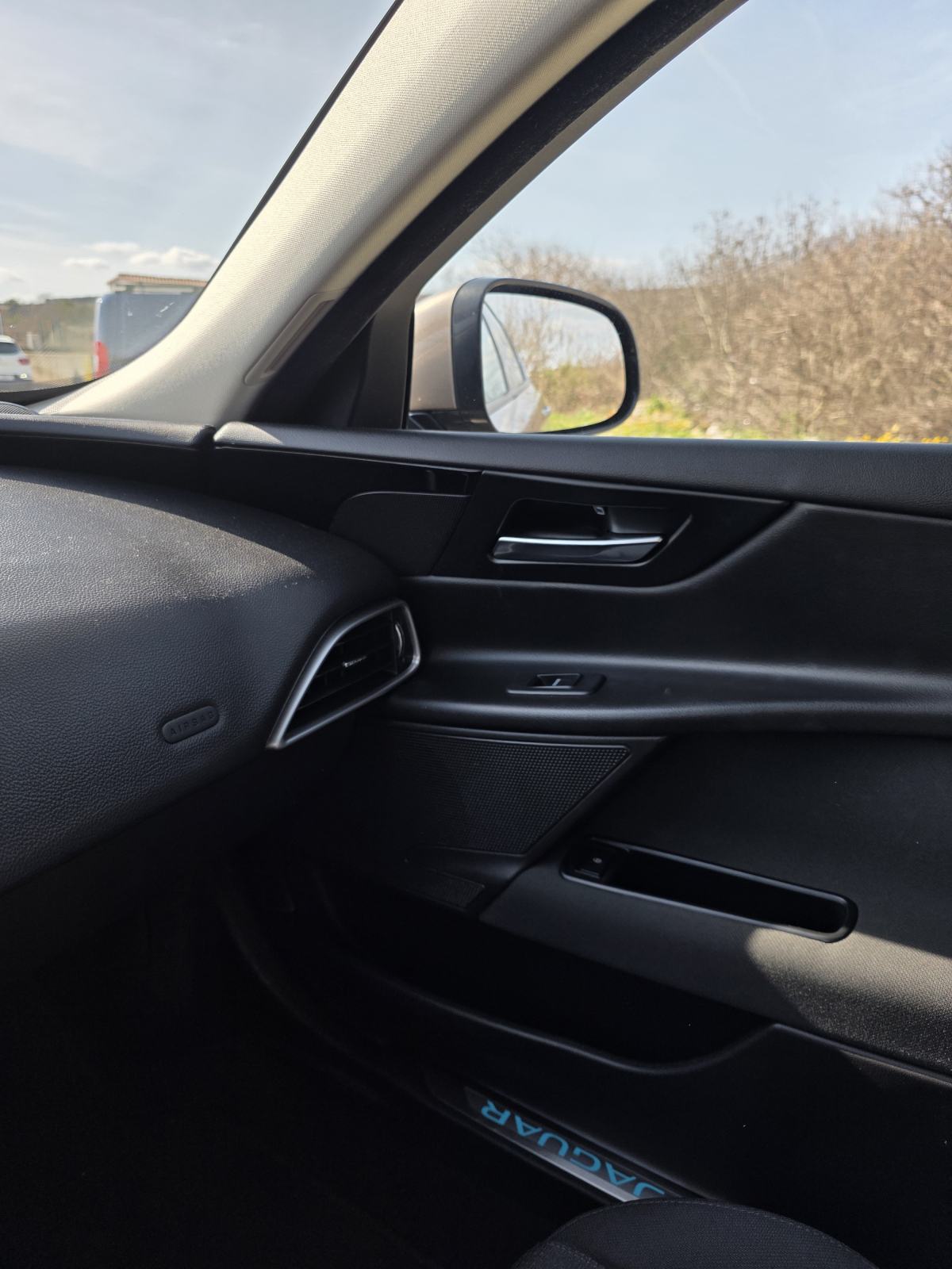 Jaguar XE 2.0 D, fotografija 3