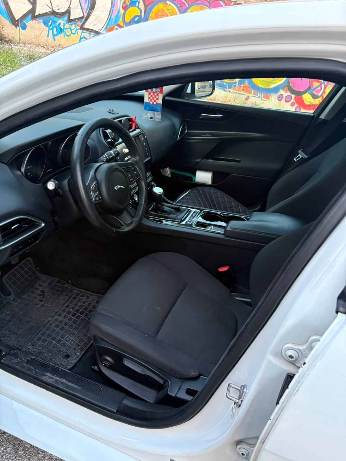 Jaguar XE 2.0 D, fotografija 2