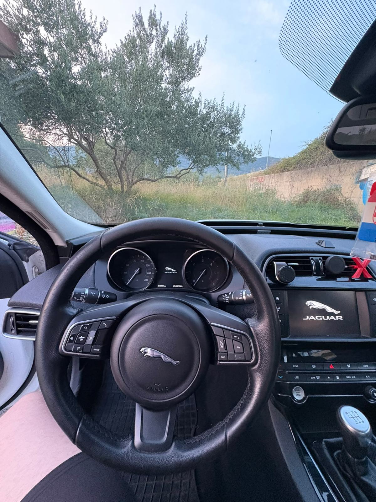 Jaguar XE 2.0 D, fotografija 3