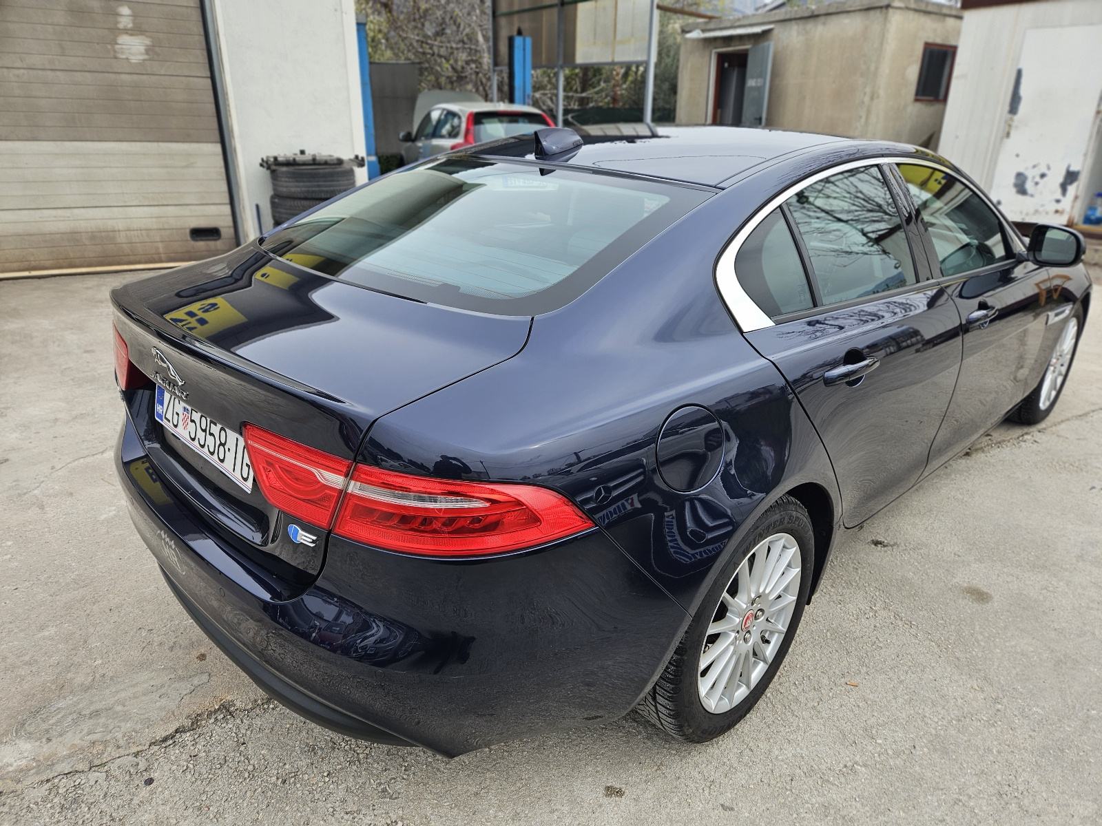 Jaguar XE 2,0 i4D E-Performance, fotografija 4