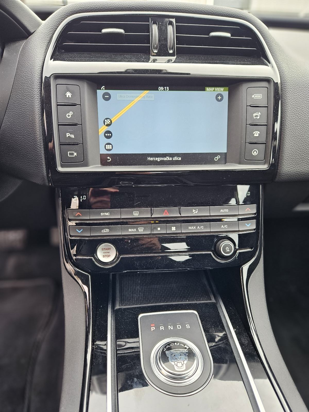 Jaguar XE 2,0 i4D E-Performance, fotografija 9