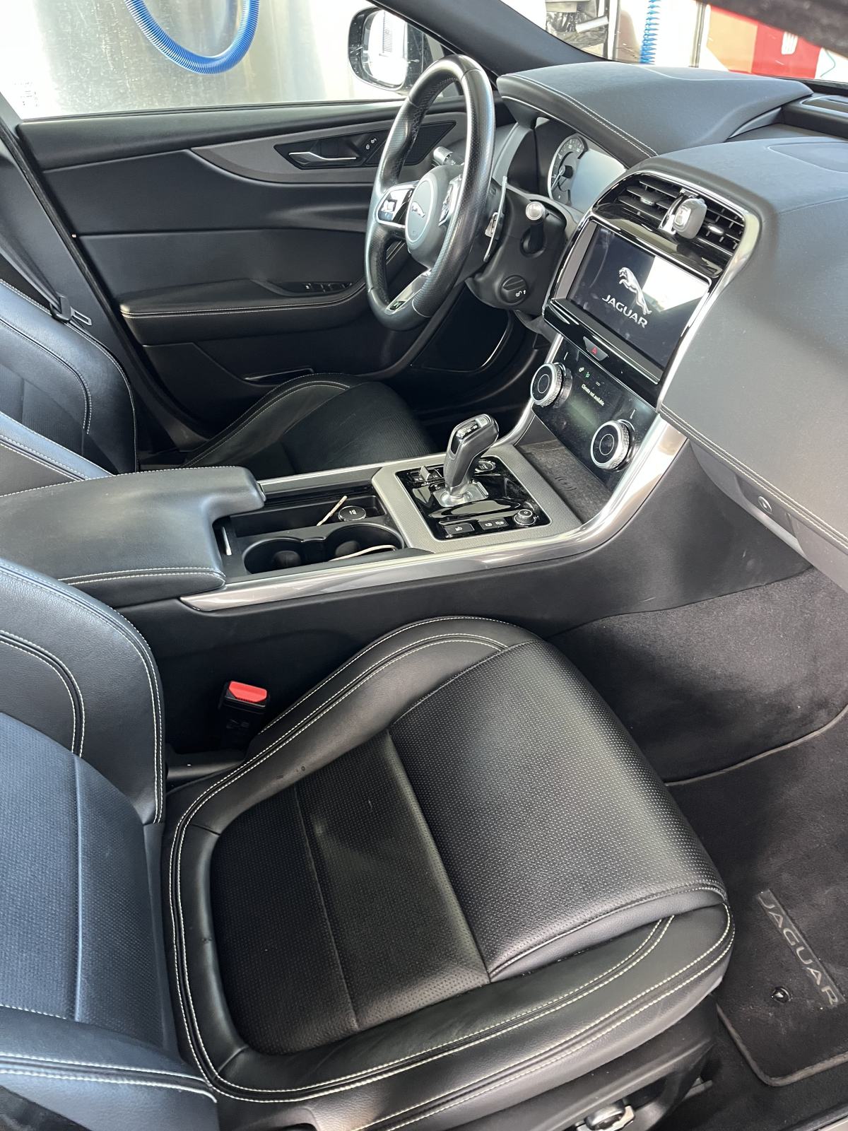 Jaguar XE 2,0, fotografija 5