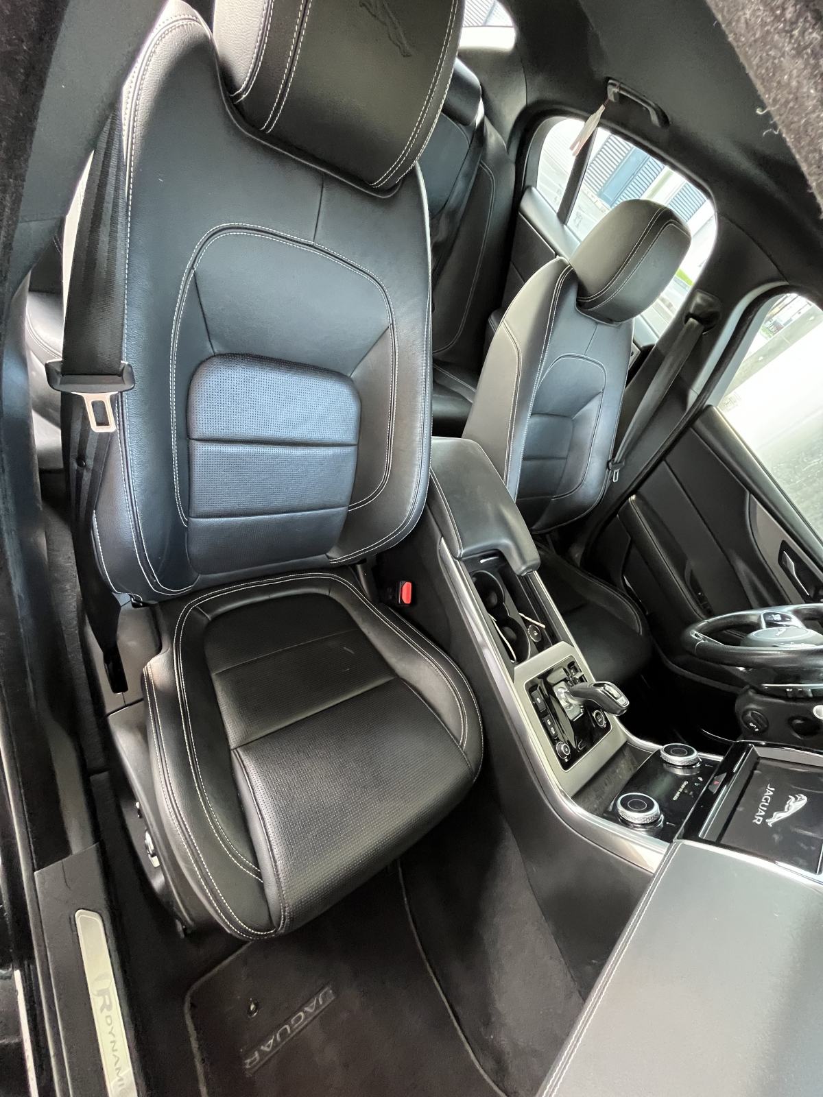 Jaguar XE 2,0, fotografija 6