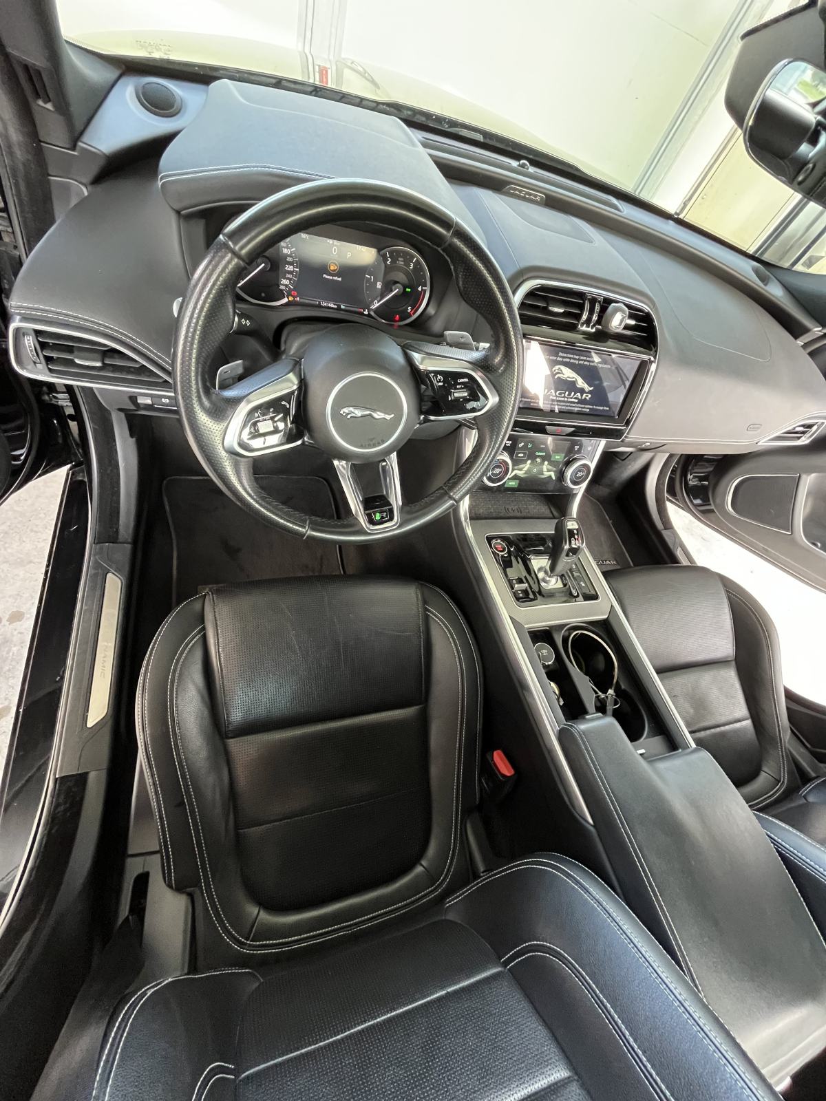 Jaguar XE 2,0, fotografija 8