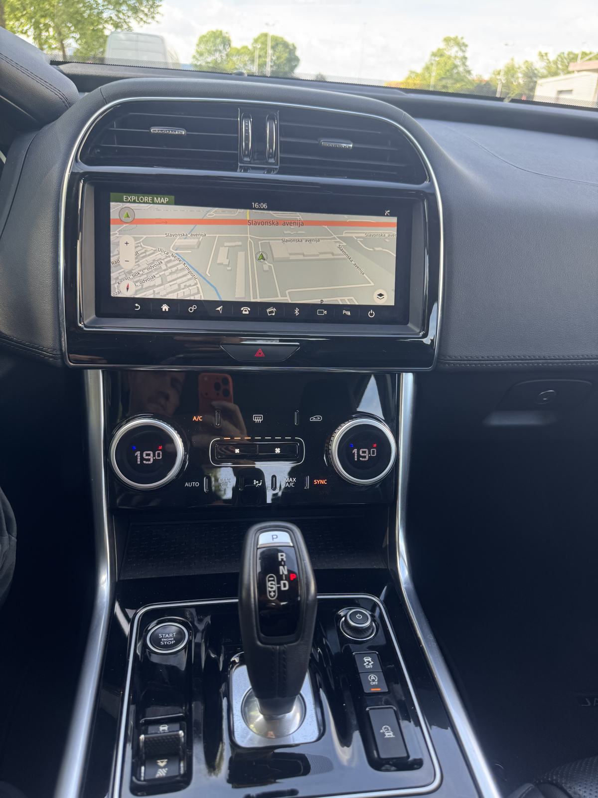Jaguar XE 2,0d 180ks**PRVI VLASNIK**MALO KM**TOP oprema**NOVI MODEL, fotografija 10