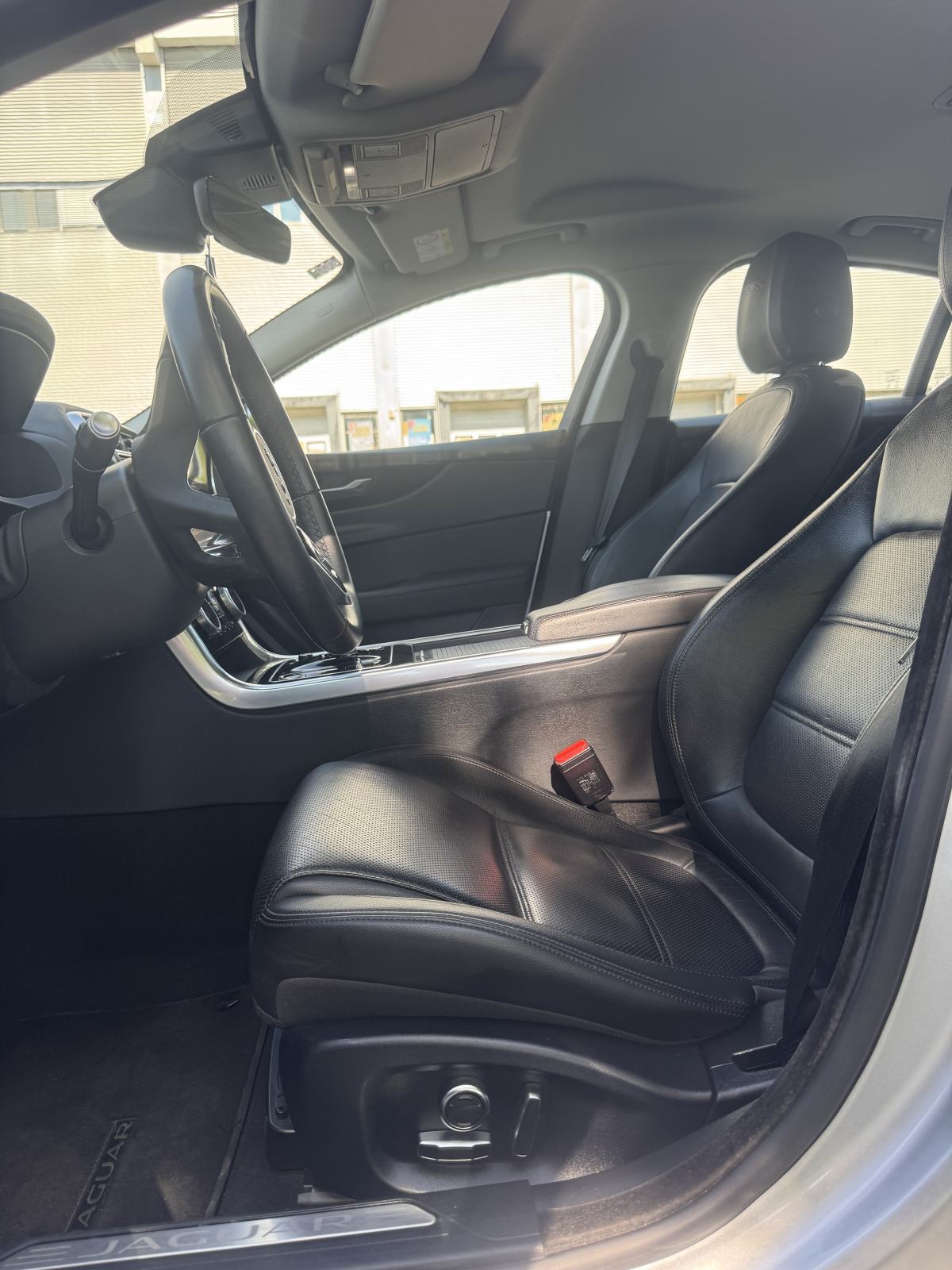 Jaguar XE 2,0d 180ks**PRVI VLASNIK**MALO KM**TOP oprema**NOVI MODEL, fotografija 13