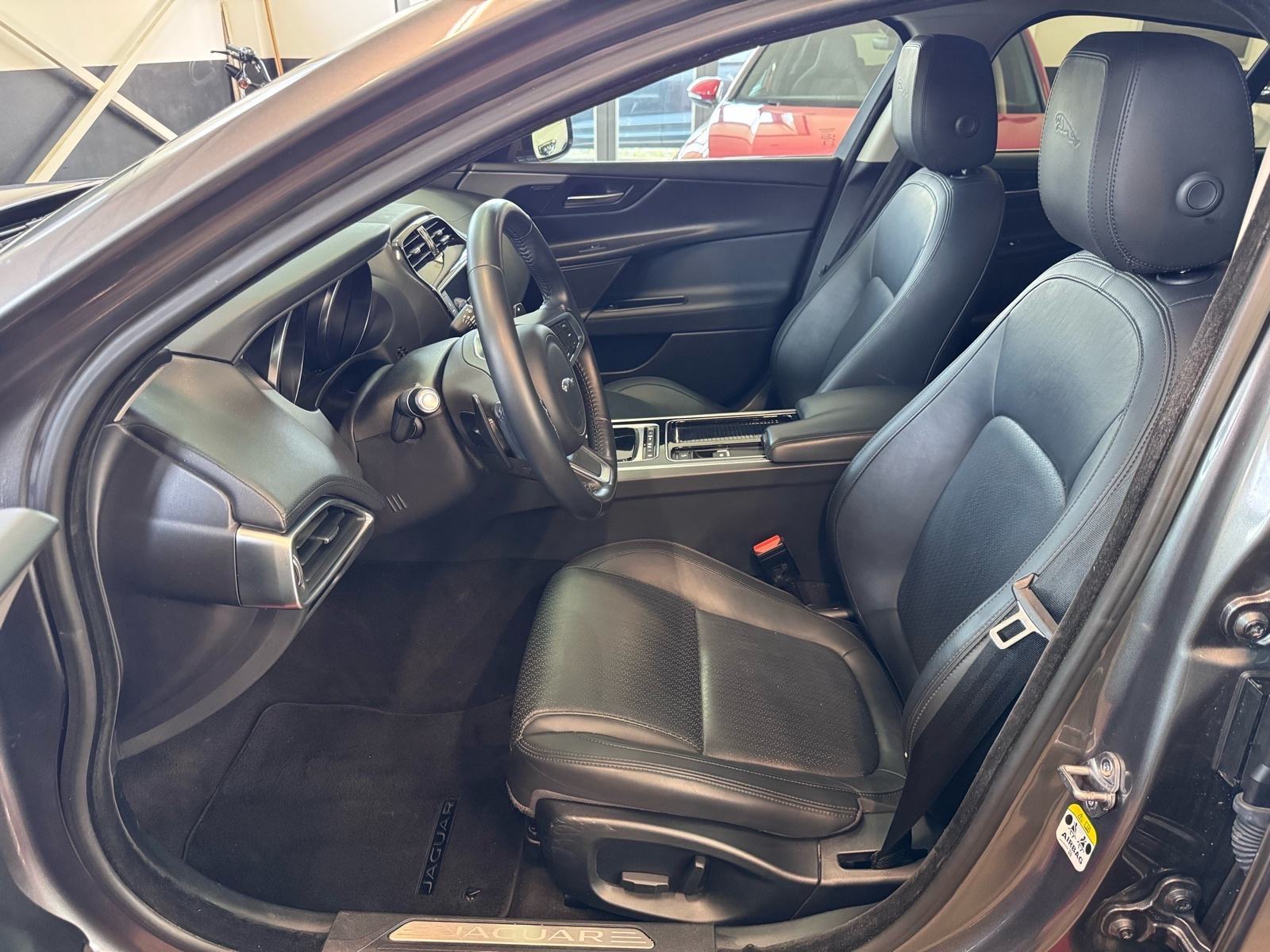 Jaguar XE 25d AWD ***MERIDIAN, KAMERA, NAVI, KOŽA, KUKA, 240KS***, fotografija 6