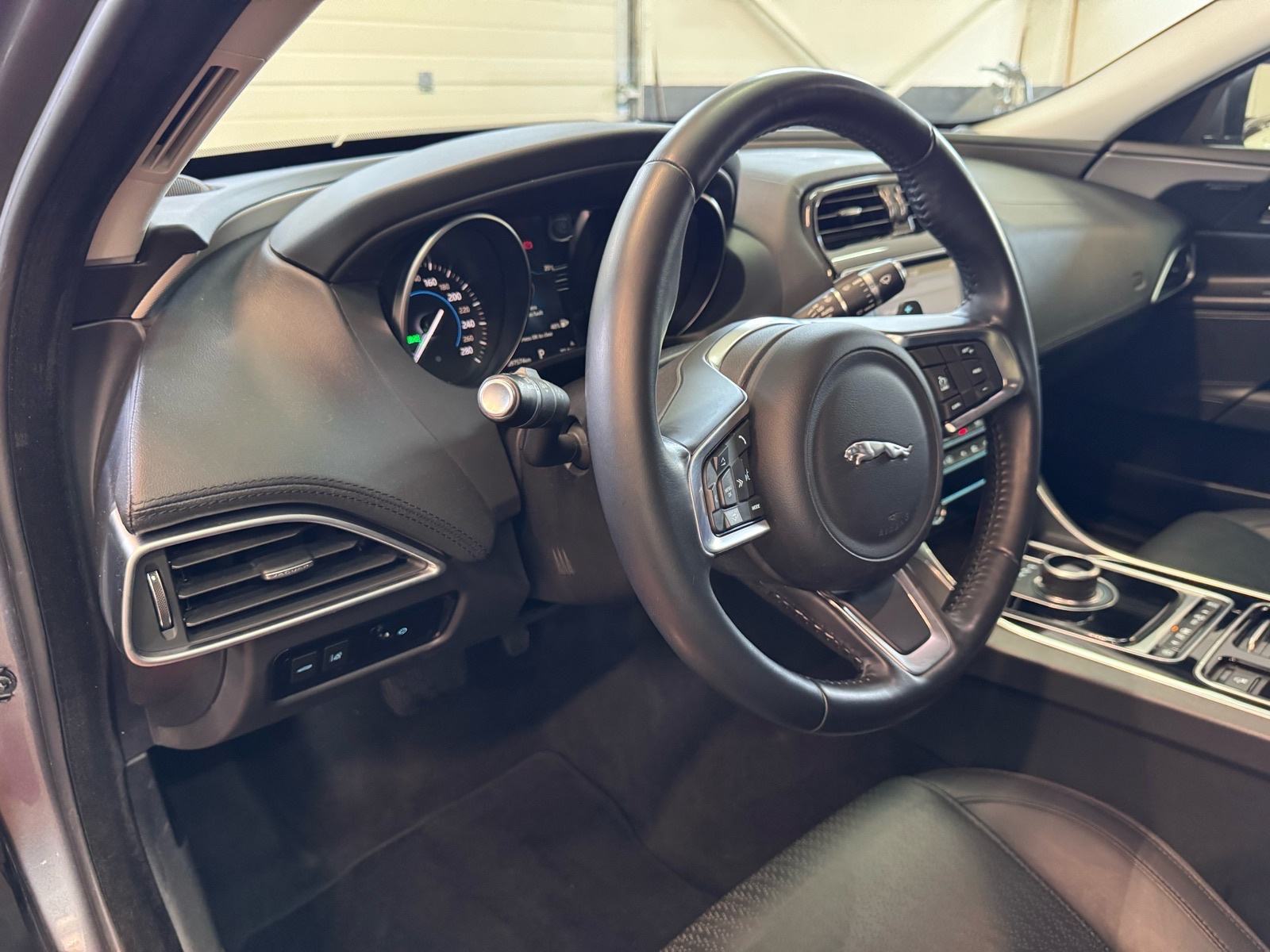 Jaguar XE 25d AWD ***MERIDIAN, KAMERA, NAVI, KOŽA, KUKA, 240KS***, fotografija 13
