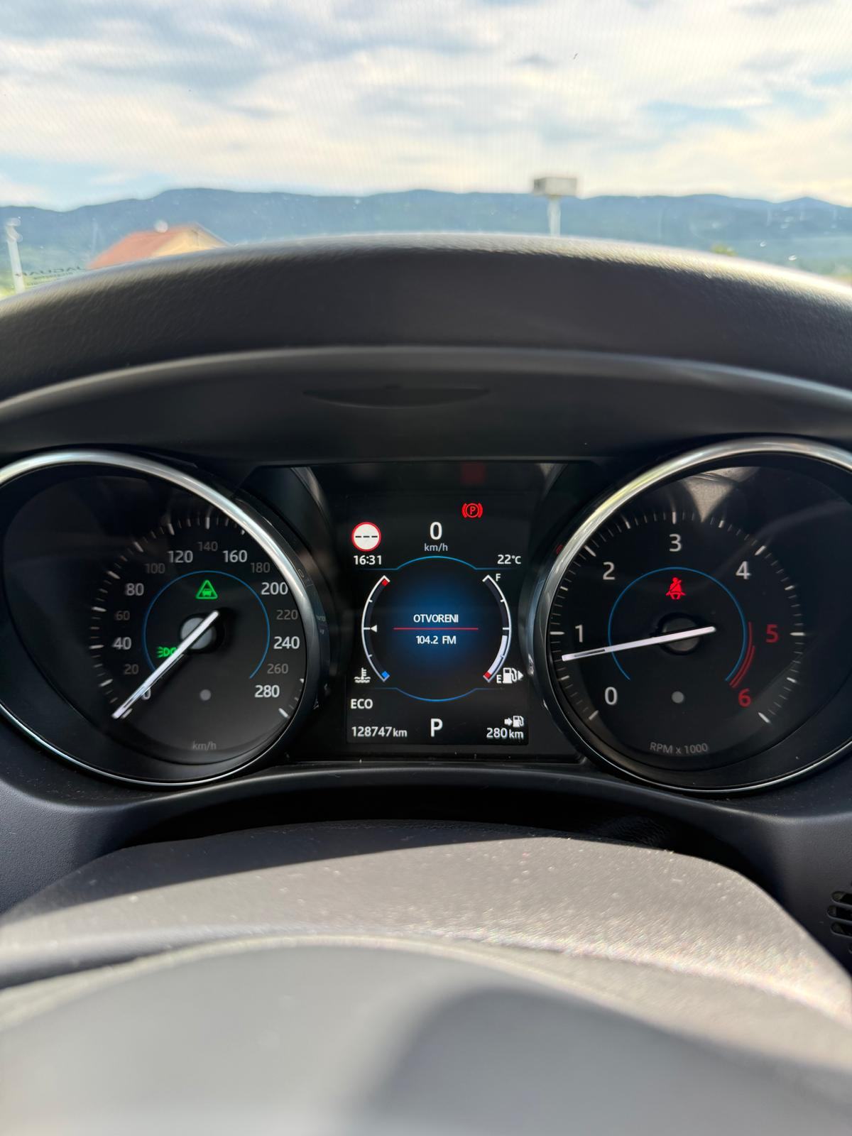 Jaguar XE R-Sport 2.0d AUTOMATIK / ŠIBER/ MERIDIAN / KEYLES / LEASING, fotografija 17