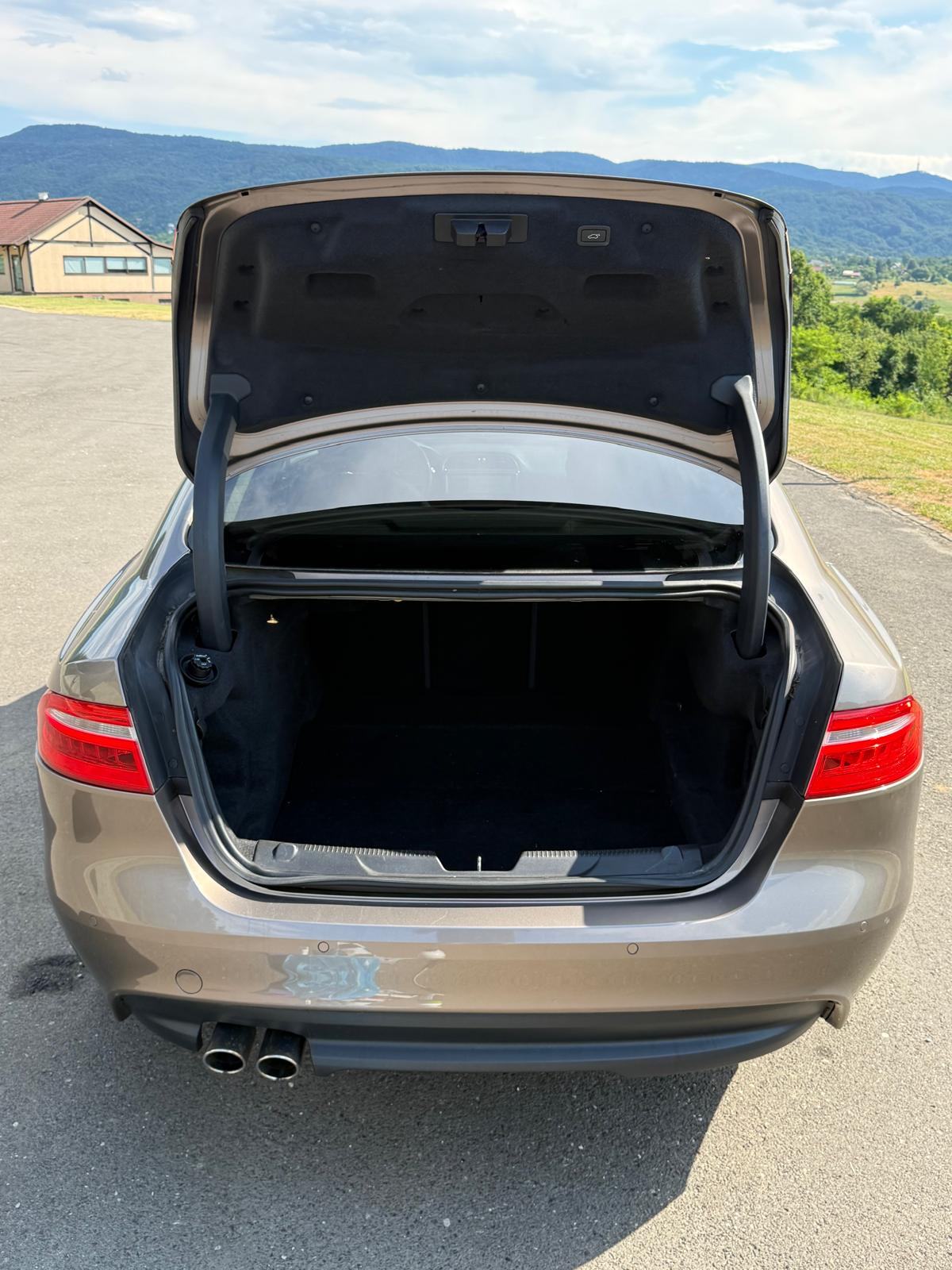 Jaguar XE R-Sport 2.0d AUTOMATIK / ŠIBER/ MERIDIAN / KEYLES / LEASING, fotografija 19