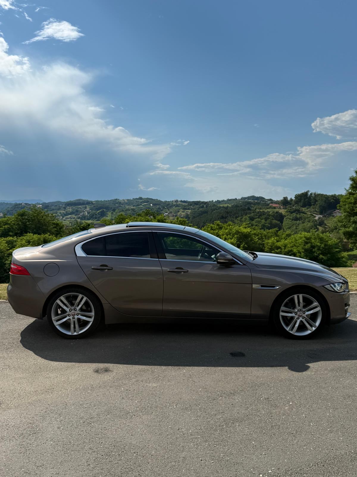 Jaguar XE R-Sport 2.0d AUTOMATIK / ŠIBER/ MERIDIAN / KEYLES / LEASING, fotografija 6