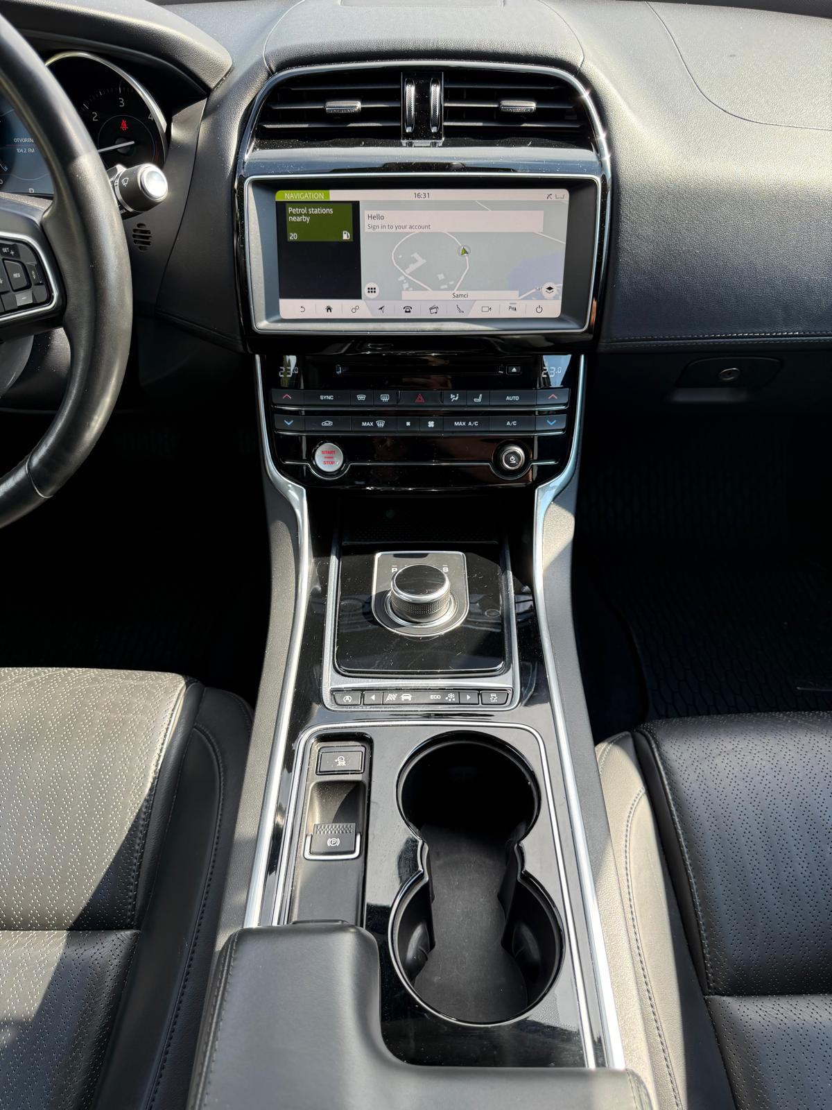 Jaguar XE R-Sport 2.0d AUTOMATIK / ŠIBER/ MERIDIAN / KEYLES / LEASING, fotografija 18