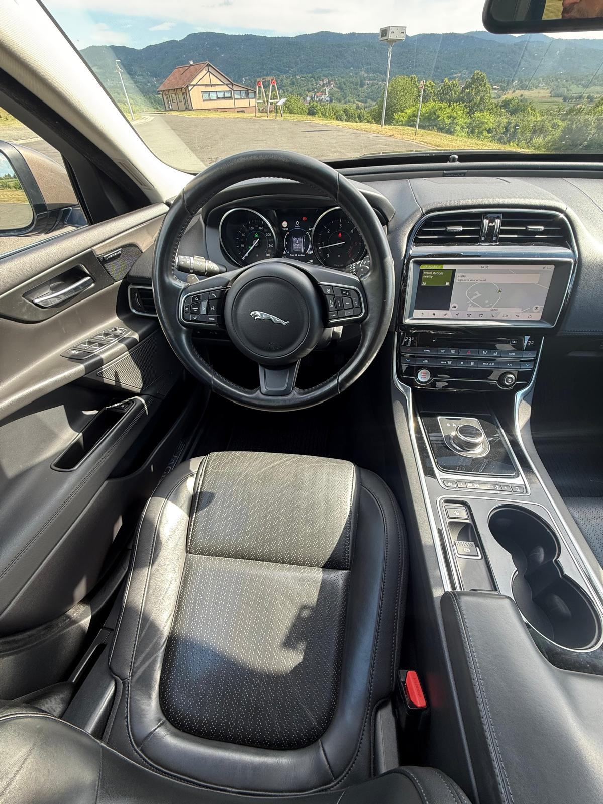 Jaguar XE R-Sport 2.0d AUTOMATIK / ŠIBER/ MERIDIAN / KEYLES / LEASING, fotografija 15
