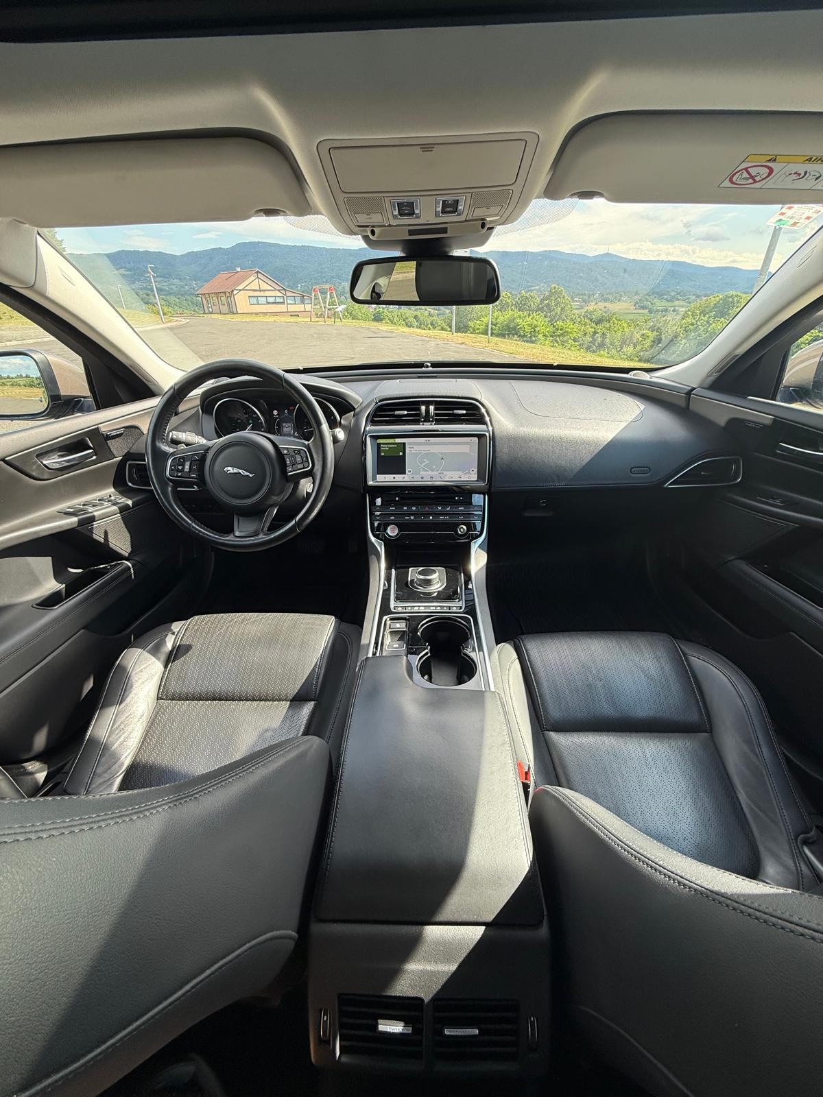 Jaguar XE R-Sport 2.0d AUTOMATIK / ŠIBER/ MERIDIAN / KEYLES / LEASING, fotografija 14