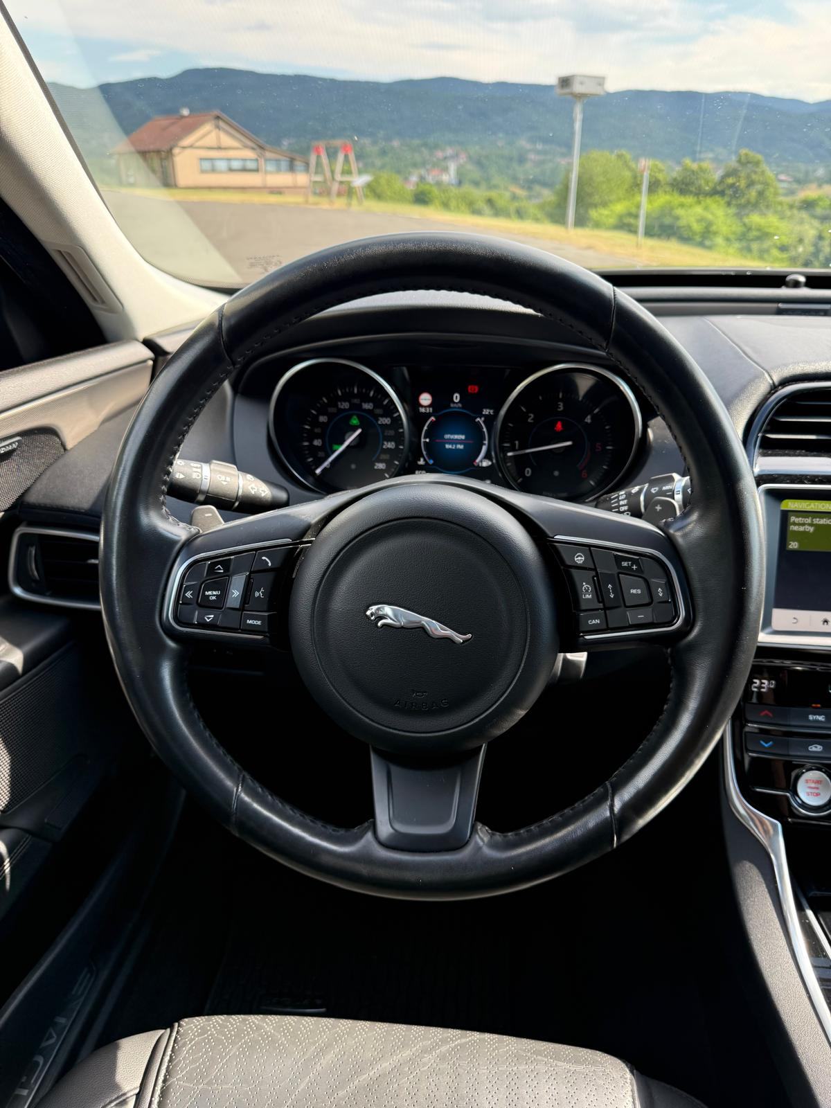Jaguar XE R-Sport 2.0d AUTOMATIK / ŠIBER/ MERIDIAN / KEYLES / LEASING, fotografija 16