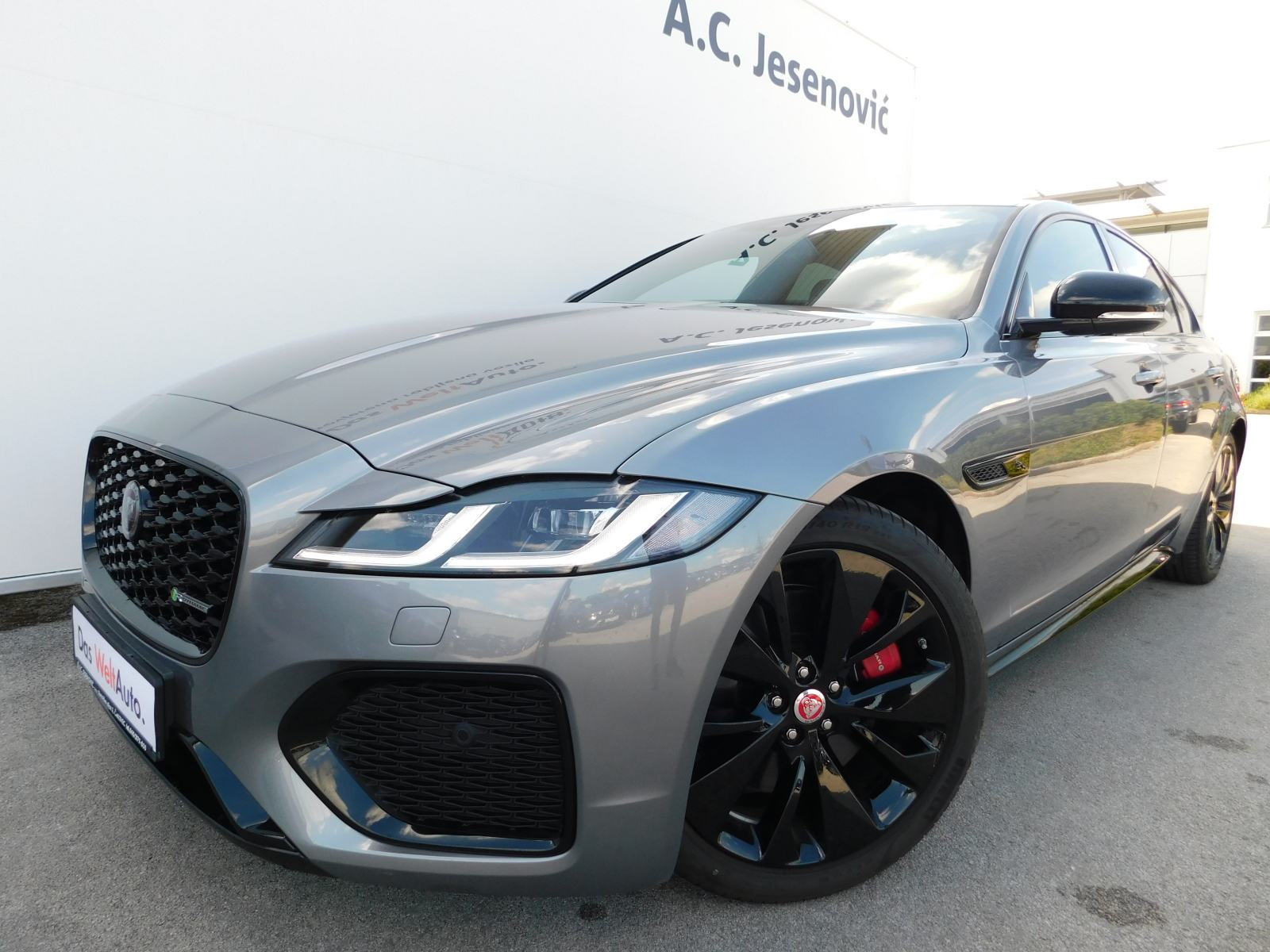 Jaguar XF 2,0d i4 D200 MHEV R-Dynamic Black Aut. **PONUDA DANA**, fotografija 7