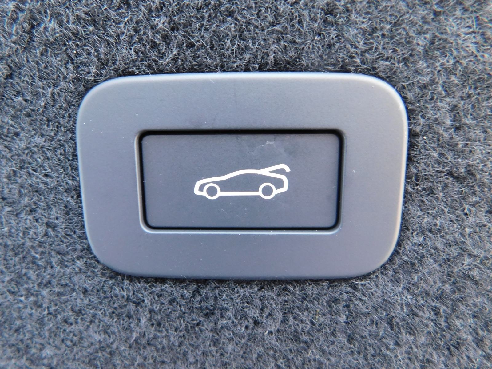 Jaguar XF 2,0d i4 D200 MHEV R-Dynamic Black Aut. **PONUDA DANA**, fotografija 18