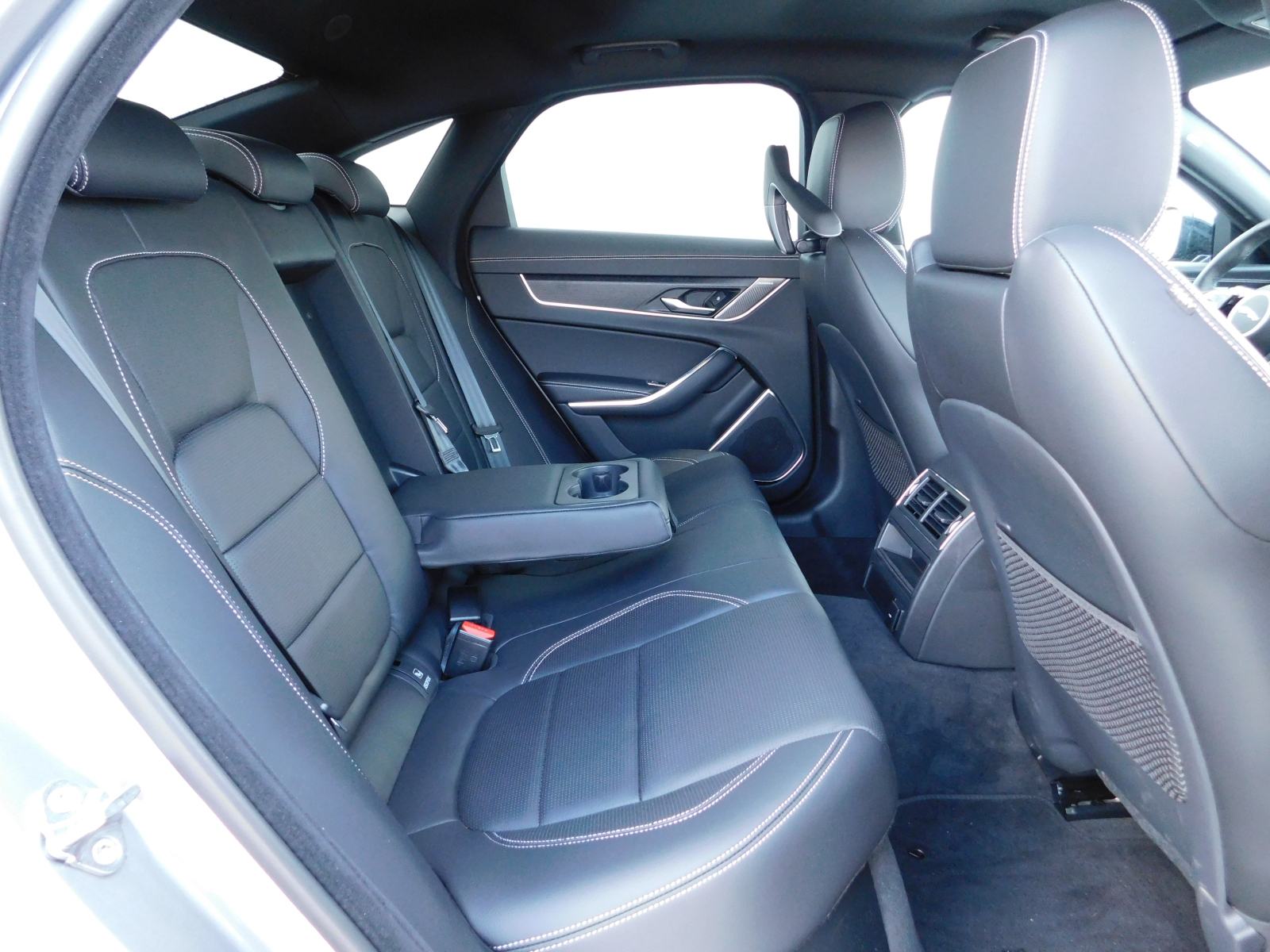 Jaguar XF 2,0d i4 D200 MHEV R-Dynamic Black Aut. **PONUDA DANA**, fotografija 13