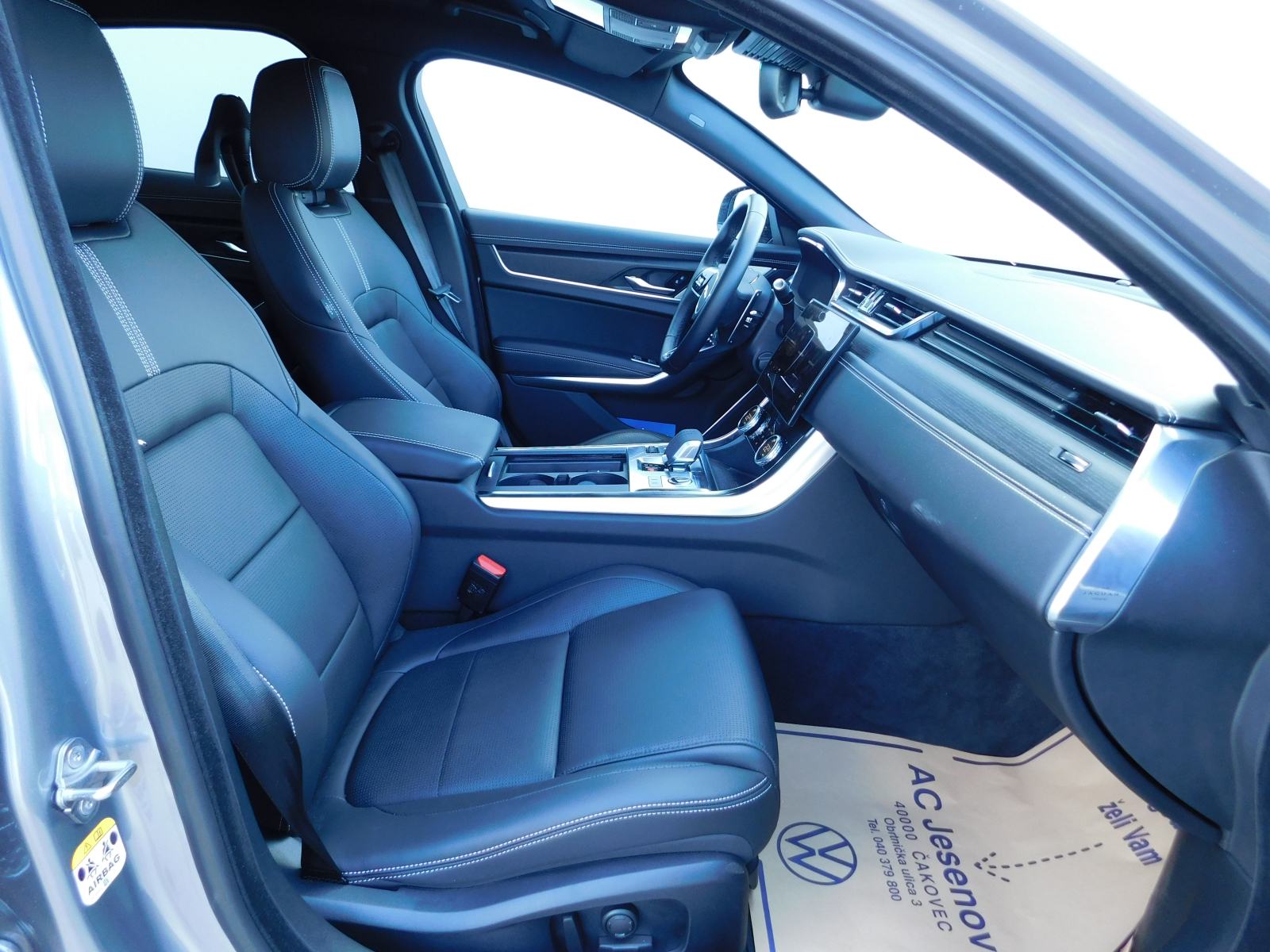 Jaguar XF 2,0d i4 D200 MHEV R-Dynamic Black Aut. **PONUDA DANA**, fotografija 12