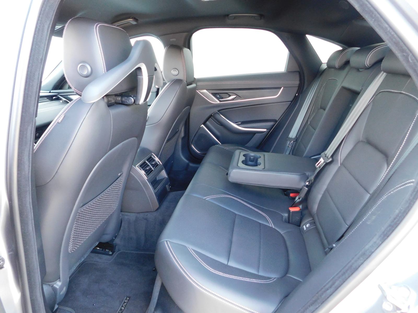 Jaguar XF 2,0d i4 D200 MHEV R-Dynamic Black Aut. **PONUDA DANA**, fotografija 11